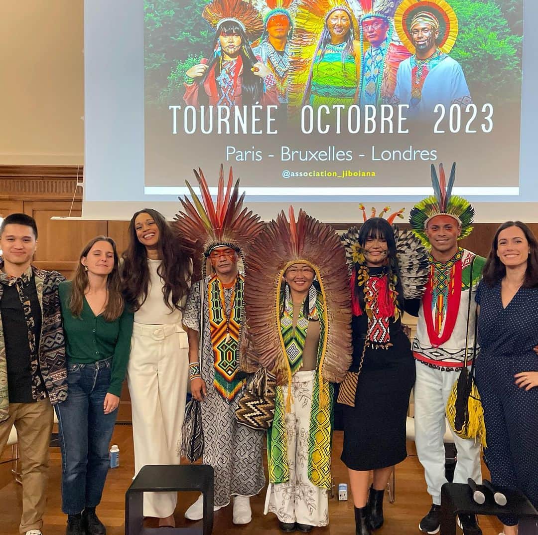 Leslie Camila-Roseのインスタグラム：「🇫🇷👇🏻  🇺🇸 Last Friday, I had the honor of moderating an exceptional event organized by @association_jiboiana with the support of @revuenatives   It marked the beginning of the tour of the delegation of indigenous peoples from the Amazon and Atlantic forest. We had the joy of having among us indigenous representatives @suhyasun  @thaline_maxim_karaja  @biruanihunikui @bixku.hunikuin as well as @soniadiop from @legacy_forum_org and @sandy_olivarcalvo from @greenpeace_france .  Their voices, carriers of ancestral wisdom were at the heart of our discussions. During our exchanges, we explored nature, discussed the exploitation and destruction of lands in the Amazon and the Atlantic forest, and also tackled crucial issues, such as the oppression suffered by indigenous peoples, as well as the issue of cultural appropriation.  Thanks to the entire Jiboiana team, especially @leo.landon.jiboiana Landon and @laetitia.jeanpierre.jiboiana for their hard work in the past months in preparing for this event.  And @opalssens @kelly.dochy @morgane.wildchild   Stay tuned, I plan to release an in-depth video on the subject of cultural appropriation soon.   🇫🇷 Vendredi dernier, j'ai eu l’honneur de modérer un événement exceptionnel organisé par @association_jiboiana.   C'était le coup d'envoi de la tournée de la délégation des peuples autochtones de la forêt amazonienne et atlantique.  Nous avons eu la joie d'avoir parmi nous 4 représentants autochtones @suhyasun  @thaline_maxim_karaja  @bixku.hunikuin & @biruanihunikui ainsi que @soniadiop de @legacy_forum_org et Sandy de @greenpeace_france   Au cours de nos échanges, nous avons exploré la nature, discuté de l'exploitation et la préservation des forêts. Nous avons également abordé des questions tout aussi cruciales, comme l'oppression subie par les peuples autochtones, ainsi que la question de l'appropriation culturelle.  Merci à Jiboiana, notamment @leo.landon.jiboiana et @laetitia.jeanpierre.jiboiana , pour leur travail acharné pour la préparation de cette rencontre.   Restez à l'écoute, je publierai une vidéo sur le sujet de l'appropriation culturelle soon.  💚🌿」
