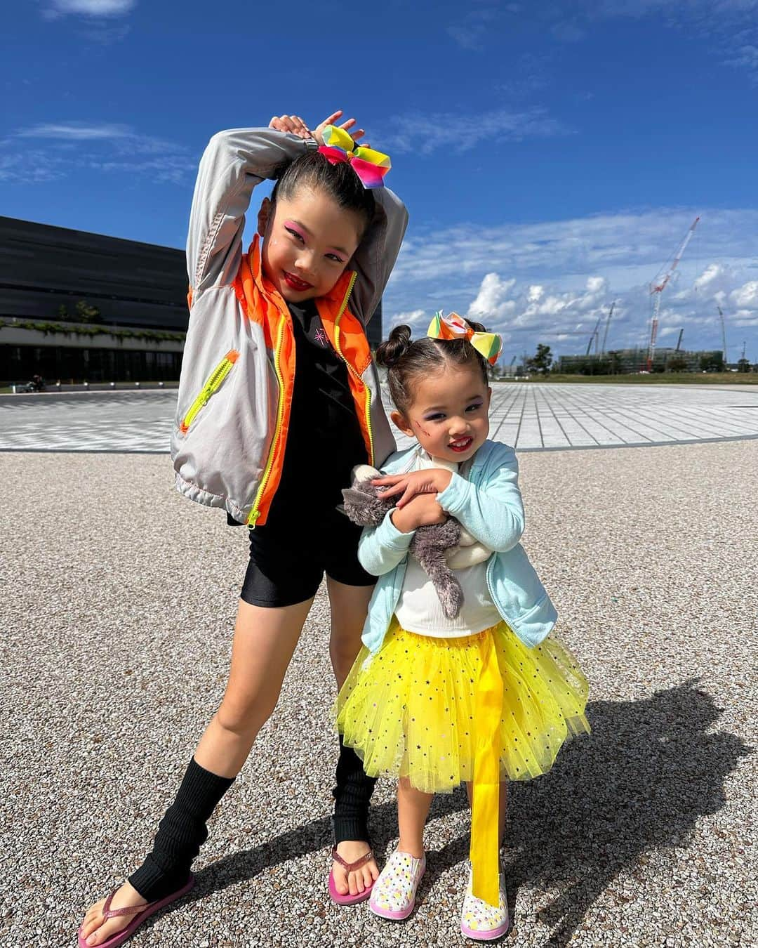 エリナ シルカさんのインスタグラム写真 - (エリナ シルカInstagram)「First rhythmic gymnastics done ✔️ 🤸‍♀️ 姉妹で初めての新体操の発表会！フランスで1か月もブランクあったのに、姉はしっかり最後まで踊れて、妹は泣かずにステージに立てました💮 また次もやるー！って張り切ってるさっちゃんみると成長感じるー！みんなお疲れ様でした🫶」10月14日 19時54分 - laura_elina_ymd