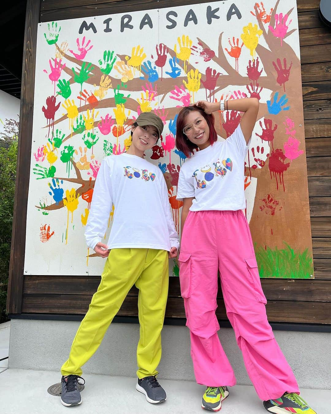 エマ中岡優姫のインスタグラム：「今日も遊びお疲れ様でした🥳 New エマスト TシャツとロンT✨ いろいろカラフルで かわいい🥳 みんなもエマTゲットしてね〜✨  そして 地元のお祭りも大成功👏 そのあとは 国際交流パーティーで BBQに参加してきました🥰 エビカニエクス 本気で踊るとかなりキツイ！w 運動不足を痛感‼️w しっかり運動しよーっと！ あぁ、明日サニちゃん 5歳の誕生日だぁ〜✨ 早い🥺🩷 明日は家族でお祝いだね🥂 来週はお友達にも 一緒にお祝いしてもらえるし サニ坊嬉しいだろうなぁ🥰🥰🥰 #emmust  #エマスト #エマゆん」