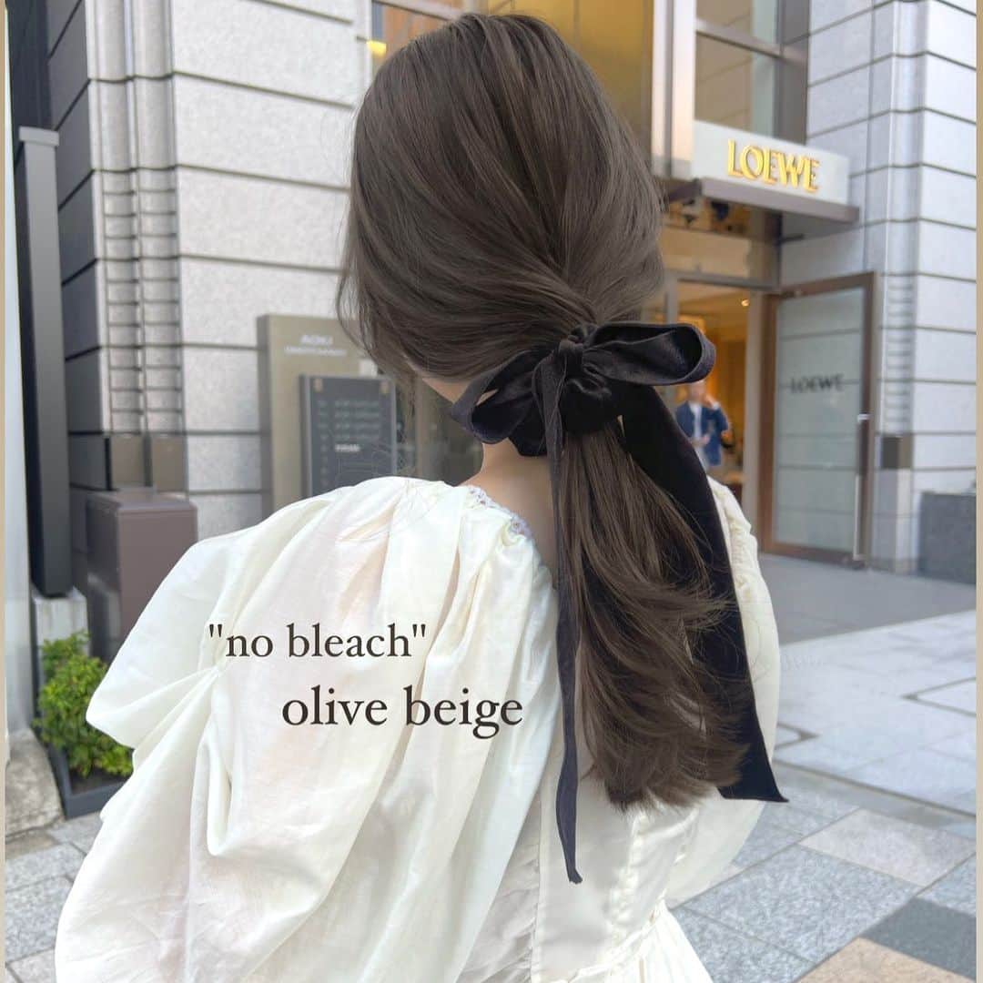 古賀美紀のインスタグラム：「#ブリーチなし でできる  「 #オリーブベージュ ❤︎」  現在の明るさより明るくしたい方、地毛からのカラーのお客様はダブルケアカラー  選択お願いします♡  【set menu】 ♡前髪カット＋ケアカラー ¥14000~  ♡バングカット顔周り＋プレミアムケアカラー ¥16200~  ♡カット＋ケアカラー ¥16100~  ♡カット＋プレミアムケアカラー¥18300~  ♡カット＋ダブルケアカラー ¥25300~  ♡ケアカラー＋トリートメント　¥18400~  ♡プレミアムケアカラー＋トリートメント　¥20600~  ※top stylist指名料＋500 ※カットなしのメニューの場合 シャンプーブロー代¥2700 ※学割10%off  〜はレングス料金含む」
