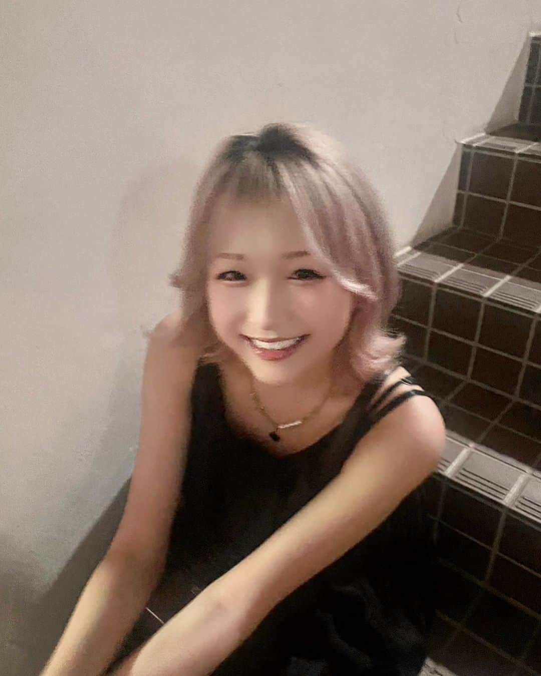 羽音朱ジュリィ（山本朱莉）のインスタグラム：「Instagramの投稿はお久しぶり🐶 みんな元気にしてるかな？ じゅりはすごく元気だよ🤣💪🏻  最近はいろんなお話が頂けるようになって凄く嬉しいの😭💖近日公開できるものや実現するかもしれない楽しみな事がいくつかあるので早くみんなに報告したいっ🙄✨  2023も残り少なくなってきたけど、年が変わる瞬間にすこしでも頑張った１年だったなって自分を褒めれるように今日も明日もがんばるよ！！ みんなもより素敵な幸せな時間を過ごしてね♡」