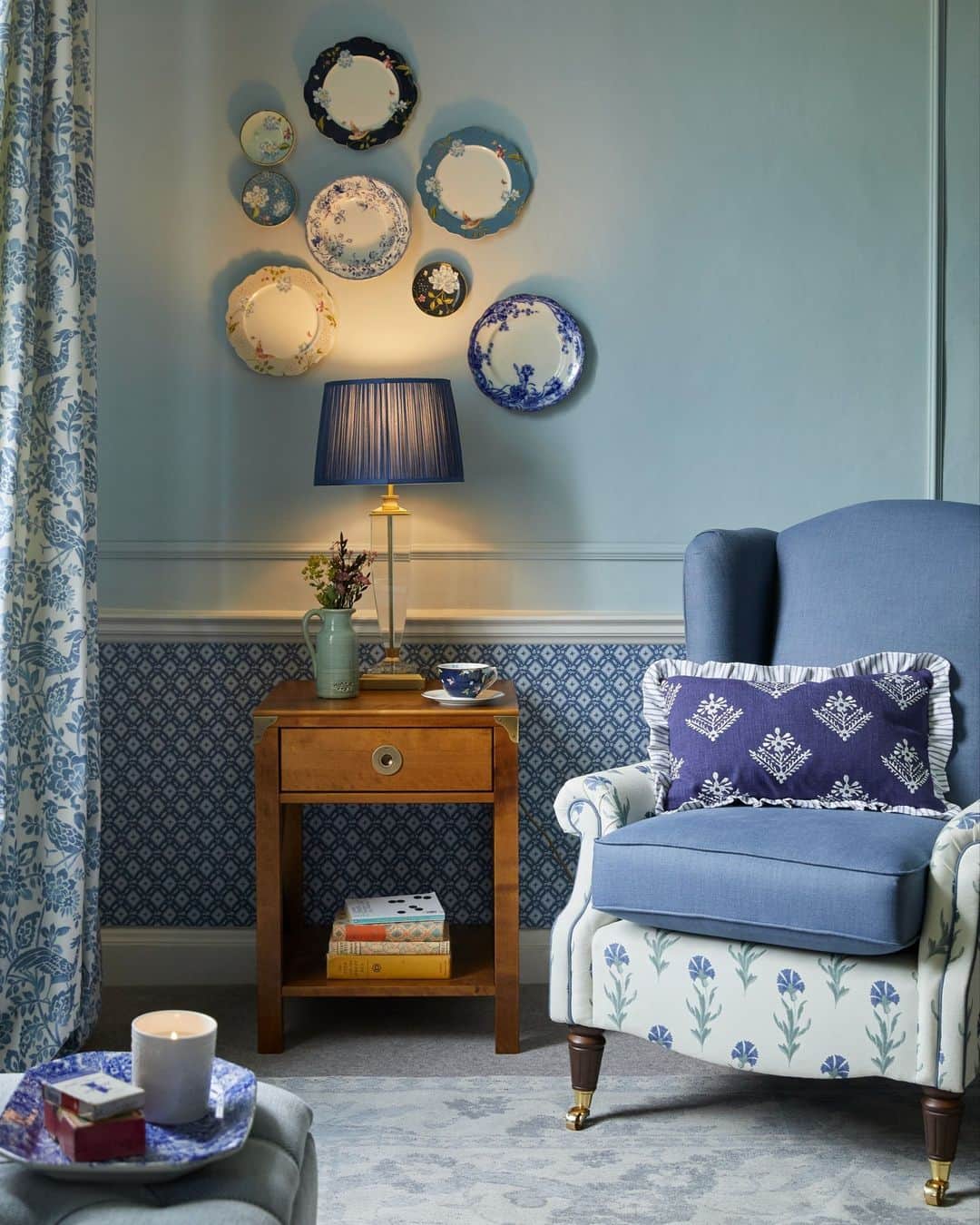 ローラアシュレイのインスタグラム：「Discover the Midnight Palace Collection. ✨⁣ ⁣ This striking collection is a celebration of prints, offering a simplistic and stylish approach that feels modern and refreshing.」