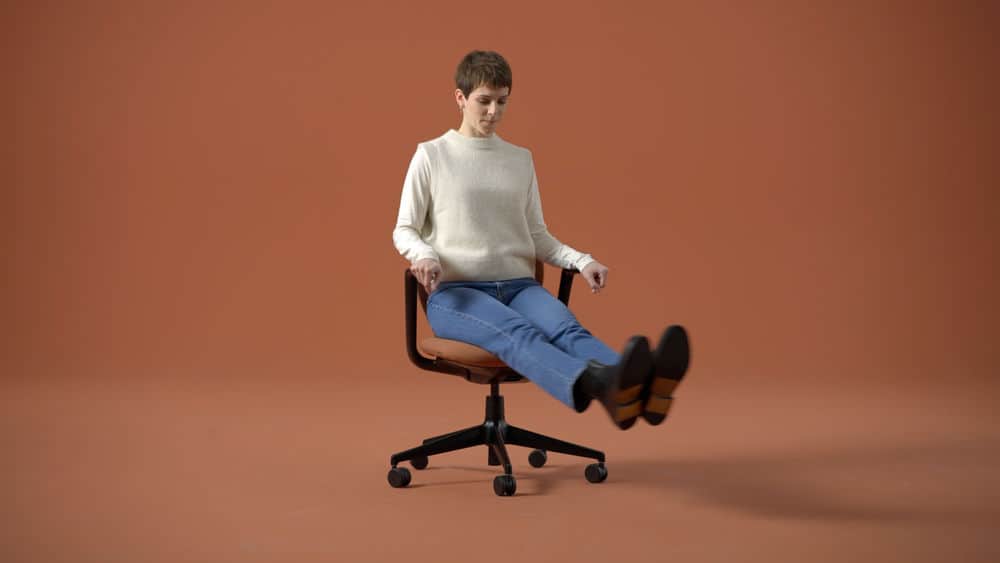 Vitra Japanさんのインスタグラム写真 - (Vitra JapanInstagram)「すぐに快適に座れる新作オフィスチェア「ACX」   ACX（エーシーエックス）は、座る人に合わせた人間工学に基づいた快適な設定に自動調節するオートマチックウェイトアジャストメント機能を搭載。座面の高さを合わせるだけで、誰でもすぐに快適に座れ、座る姿勢の変化にあわせて最適にサポートします。   #Vitra #VitraJapan #ACX #AntonioCitterio #ヴィトラ #ヴィトラジャパン #エーシーエックス #アントニオチッテリオ #オフィスチェア #ワークチェア #デスクチェア #ホームオフィス #インテリア #モダンインテリア #インテリアデザイン #インテリアコーディネート #季節を楽しむ #暮らしを楽しむ」10月14日 20時00分 - vitra_japan