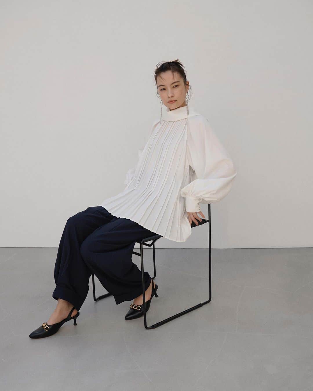 のインスタグラム：「… RBS 2023-24 AUTUMN/WINTER 10/13（Fri.）2nd Delivery  @rbs_beams_official  〈Ray BEAMS〉から誕生したブランド〈RBS〉。  大人でもこどもでもない、カジュアルでもコンサバティブでもない。何にも属さない、ニュートラルで曖昧なスタイルがいい。好きなモノは多いけれど、本当に好きなモノは変わらない。  概念にとらわれず、ファッションを心から楽しむ女性に向けて、上質な素材とディテールを楽しむコンテンポラリーウェアを展開。  柔らかな感性とともに、何モノにも染まらない芯の強さを持つ〈RBS〉は、クリーンでエフォートレスなスタイルを提案します。  是非、最新LOOKをお楽しみください↓ https://www.beams.co.jp/rbs/ 🔗→@beams_official ストーリーズハイライト“Women's AW”より  〈RBS〉, a brand derived from 〈Ray BEAMS〉.  Neither mature nor childish. Neither casual nor conservative. A neutral and subtle style, not belonging to any particular category. Many things spur our interest, but personal favorites remain unchanged.  〈RBS〉 features contemporary clothing made of high quality material and careful details, for open minded women who truly love fashion.  Flexible and independent, 〈RBS〉presents clean and effortless style.  #rbs_raybeams #23aw_RBSSNS #beams #ビームス」