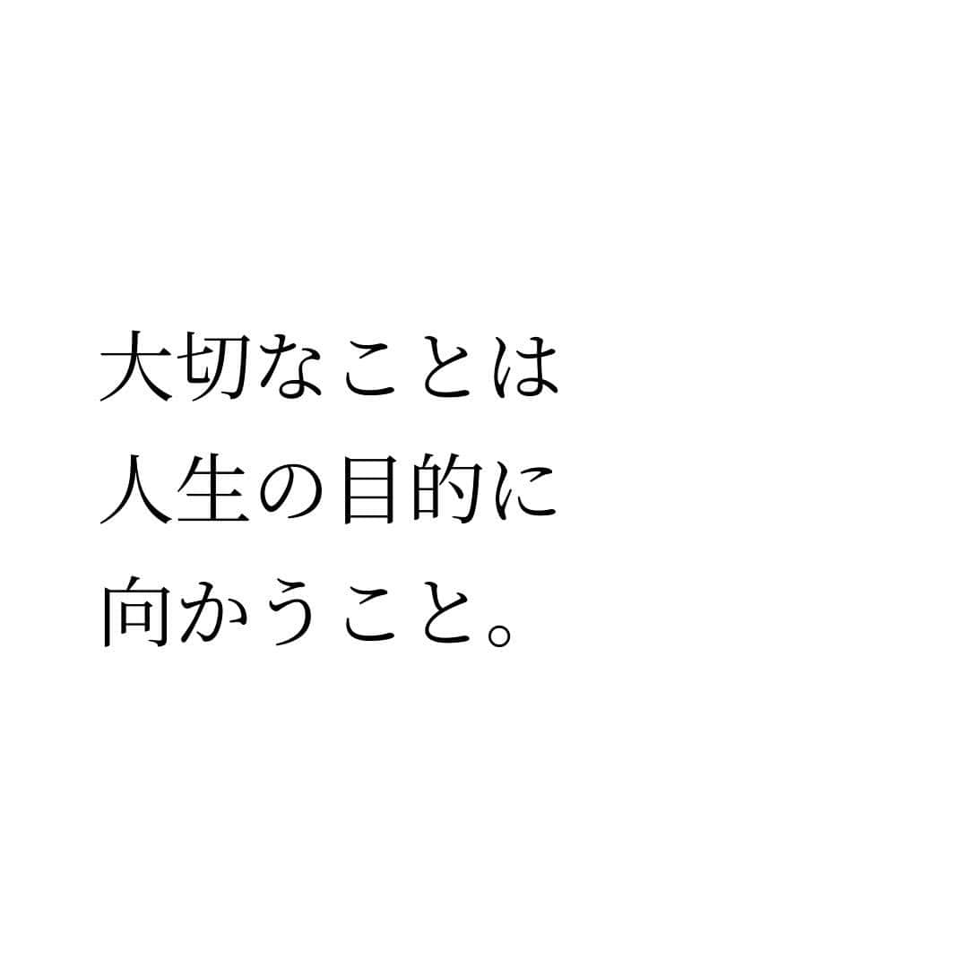 Takumi Kawaharaさんのインスタグラム写真 - (Takumi KawaharaInstagram)「【 良いプライド。悪いプライド】   プライドには、 良いと悪いがある。   良いプライドと 悪いプライドの境目は   目的に向かい 前に進めるものか 妨げるものかの違い。   良いプライドは 目的に向かう意思の支えとなり 前に進むことができる。   悪いプライドは 新しい選択肢に向かうことを 妨げてしまう。   プライドも活かし方次第。   大切なことは 人生の目的に向かうこと。     ＿＿＿＿＿＿＿＿＿＿＿   川原 卓巳 Voicy channel 「自分らしさで輝くプロデュース」 ⁡ ✨プレミアム配信 更新中✨⁡ 日本発の音声プラットフォーム、Voicyにて配信中。 ⁡   ⁡ 川原卓巳の最新情報は公式LINEへ ご登録はプロフィール欄のURLから @takumi.kwhr     #プロデューサー #プロデュース #セルフプロデュース」10月14日 20時01分 - takumi.kwhr