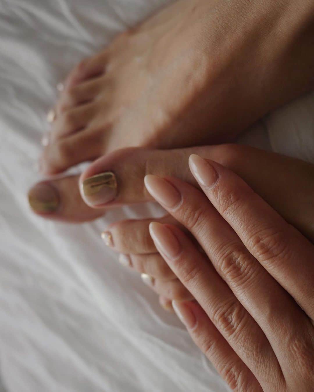 izu（出岡美咲）のインスタグラム：「NEW NAIL  HANDはヌーディーワンカラー FOOTはお任せデザイン。 凄く気に入っています。  毎日目に付く場所だからこそ 綺麗にしておくと気分が良い。  今回はお久し振りに 早くて上手... で有名な @esnail_japan @ellenail_shibuya  にお願いしたのですが やっぱり早くて上手い！！  '早くて丁寧' って、どんな仕事でも一目置かれる'価値'になる。  愛され続ける人や場所って やっぱりこう言うところなんだな... と、ポエマー的メモ。  #newnail #esnail #gelnail #シンプルネイル #ネイルデザイン」