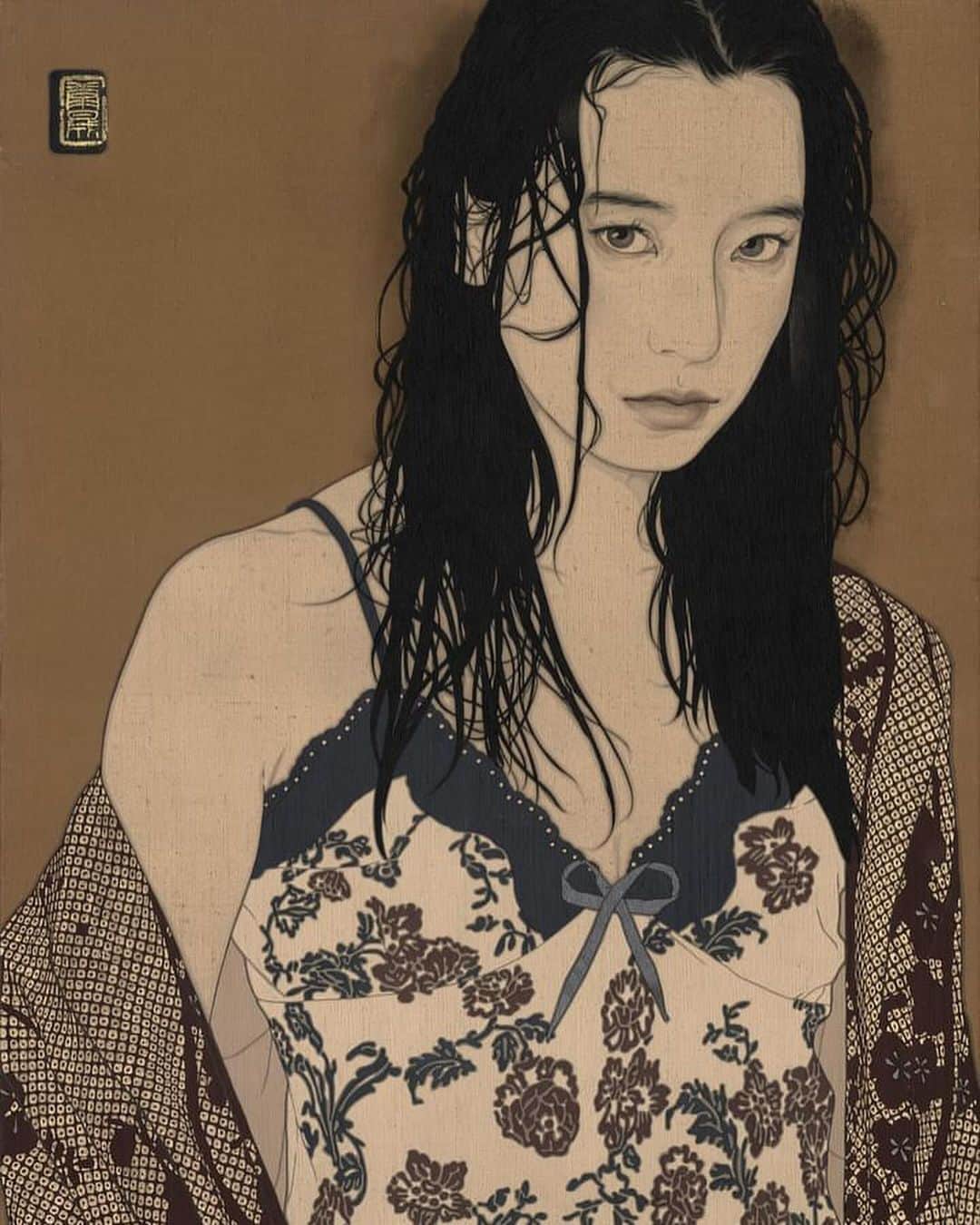 下京慶子のインスタグラム：「🎨 「現世・慶子」2023_70×40 亜麻布・岩絵具・膠・墨・金銀泥  #池永康晟 先生に描いていただきました。  まさか自分が美人画のなかに入れるなんて、ご褒美です。  #東美アートフェア にて明日まで #秋華堂 さんブースで展示されています。  #大竹彩奈 さんや新進気鋭の美人画若手作家さんたちの画が勢揃い、素敵な展示でした。  ぜひ足を運んでみてください。」