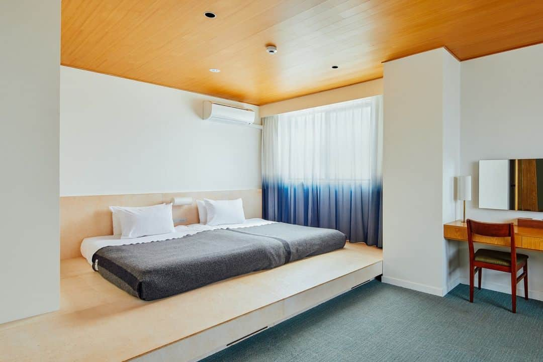 hotelgraphynezuのインスタグラム：「For an ultimate comfort, our spacious and cosy Deluxe King Room might be perfect for your stay !⁠ ⁠ -A 220cm large bed (can be change into a twin style bedroom on request)⁠ -A 35m2 room with a living space⁠ -A projector including a 100 inches screen⁠ -A spacious bathroom with a wide bathtub⁠ -A mini-fridge⁠ -A kettle⁠ ⁠ ⁠Why not trying a few nights stay at HOTEL GRAPHY in our Deluxe King Room ?⁠ ⁠ -------------⁠ ⁠ 究極の快適さを求めるなら、広々とした居心地の良いデラックス キング ルームがあなたの滞在に最適です。⁠ ⁠ •220cmの大型ベッド（リクエストに応じてツインスタイルのベッドルームに変更可能）⁠ •リビングスペース付きの35㎡のお部屋⁠ • 100インチのスクリーンを備えたプロジェクター⁠ • 幅広のバスタブを備えた広々としたバスルーム⁠ • 冷蔵庫⁠ • ケトル⁠ ⁠ ⁠ホテル グラフィーのデラックス キング ルームはいかがでしょうか? 🏨 ⁠ ⁠ ⁠ ⁠ .⁠ .⁠ .⁠ ⁠ #explorelively #lifestylehotel⁠ #hotelgraphynezu⁠ ⁠ #designhotel #boutiquehotel ⁠#japanhotel #tokyohotel #Deluxeroom #hostellife #tokyohostel #homecinema #familyroom #coolhotel #projector #kingsizebed⁠ #ホテルグラフィー根津 #ライフスタイルホテル⁠ #東京ホテル #都内ホテル⁠ #デザイナーホテル #おしゃれなホテル #ブティックホテル #ホテル好き #ホステル #東京ホステル #デラックスルーム #キングサイズベッド #ファミリールーム #プロジェクター #ホームシネマ⁠」