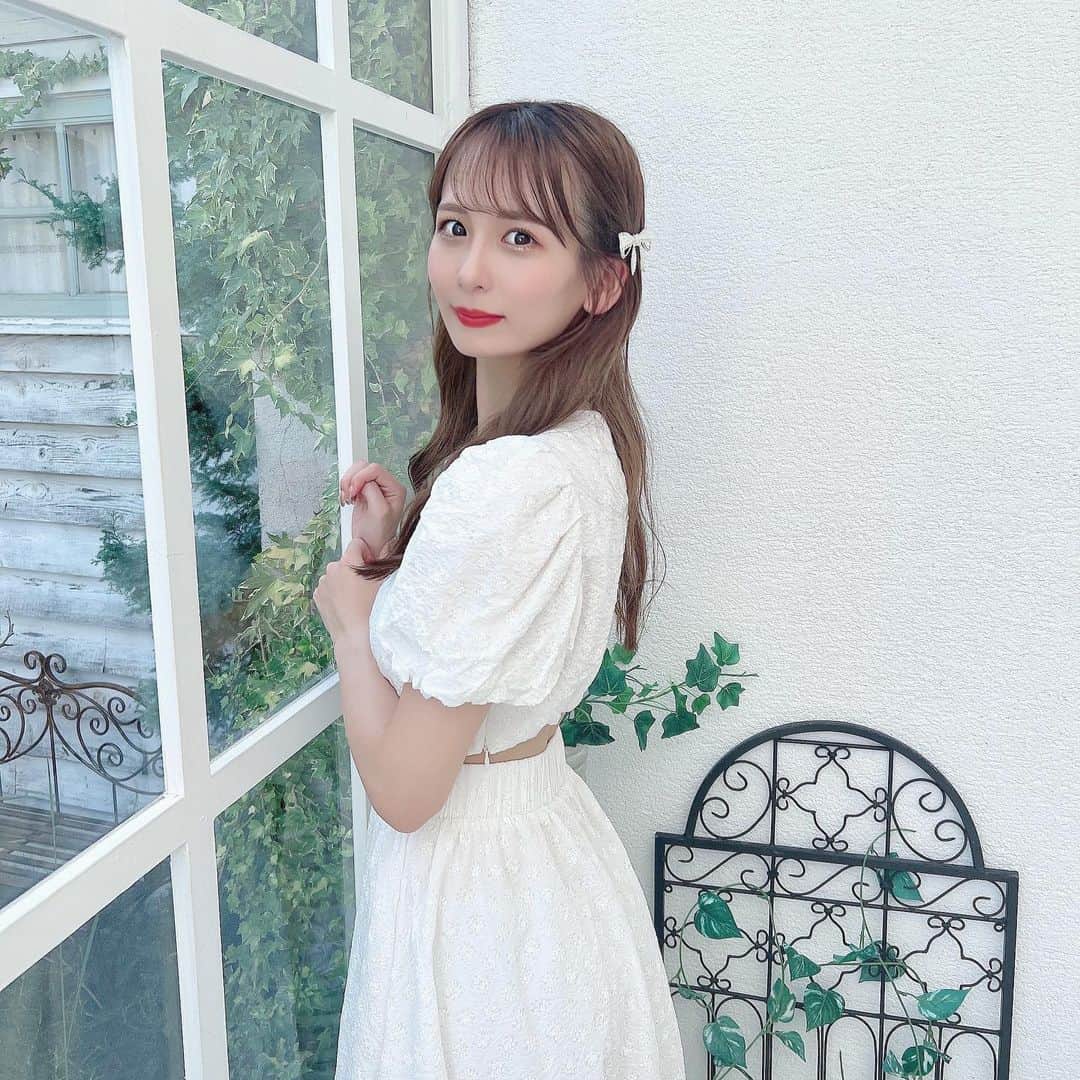 中川珠里のインスタグラム：「このワンピース着て海で撮影したかった👒📸   #撮影  #ポートレート撮影」