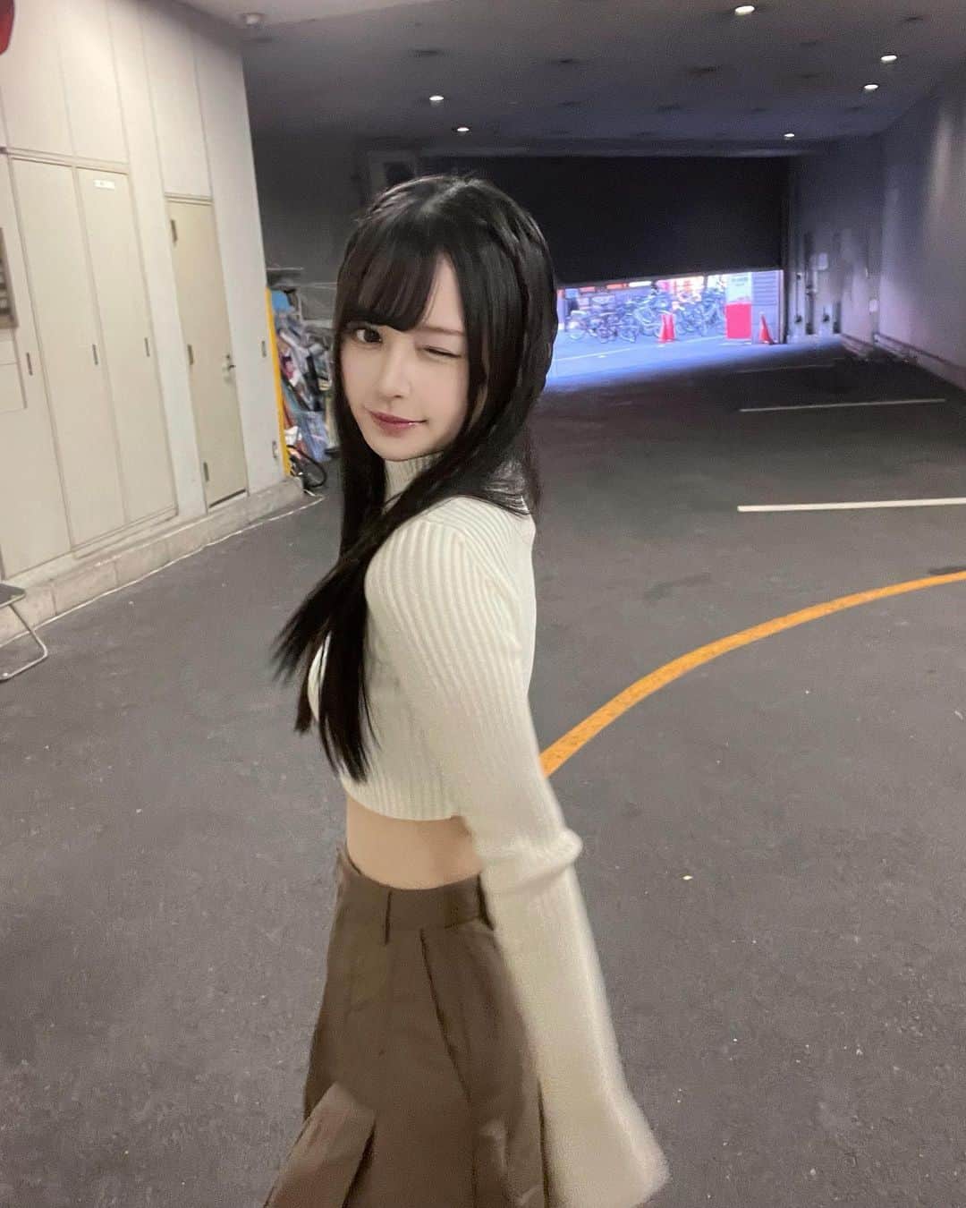 山本望叶のインスタグラム：「初めての髪型 ❤︎  #ootd #code #コーデ #秋服コーデ #タートルネック #白ニット #emoda」