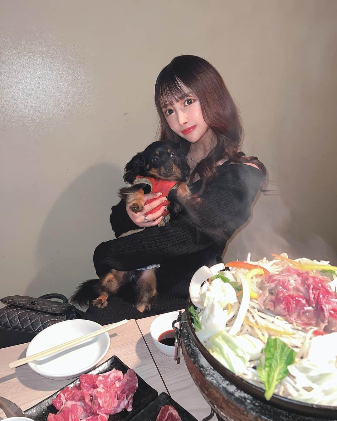 SHIHOさんのインスタグラム写真 - (SHIHOInstagram)「. . ジンギスカン🐏🩷 . (( @nakameguro_hitsuji )) . . 久しぶりに美味しいジンギスカンが食べたくなって 中目黒のひつじに行ってきました🥹🤍 . 店内わんちゃんok🐶だったので @shipi0520 と @lon.k.1022 と一緒に💞 . . . お肉とっても柔らかくて臭みも少なくて めちゃくちゃ美味しかった〜🐏🩷🩷 . 野菜もたっぷり幸せ！ ラムチョップがまじで美味しすぎて🥩おすすめです。 . . . PR @nakameguro_hitsuji #中目黒グルメ #中目黒ディナー #中目黒デート #中目黒ひつじ #中目黒女子会 #代官山グルメ #代官山デート #代官山ディナー」10月14日 20時09分 - cham_pipi