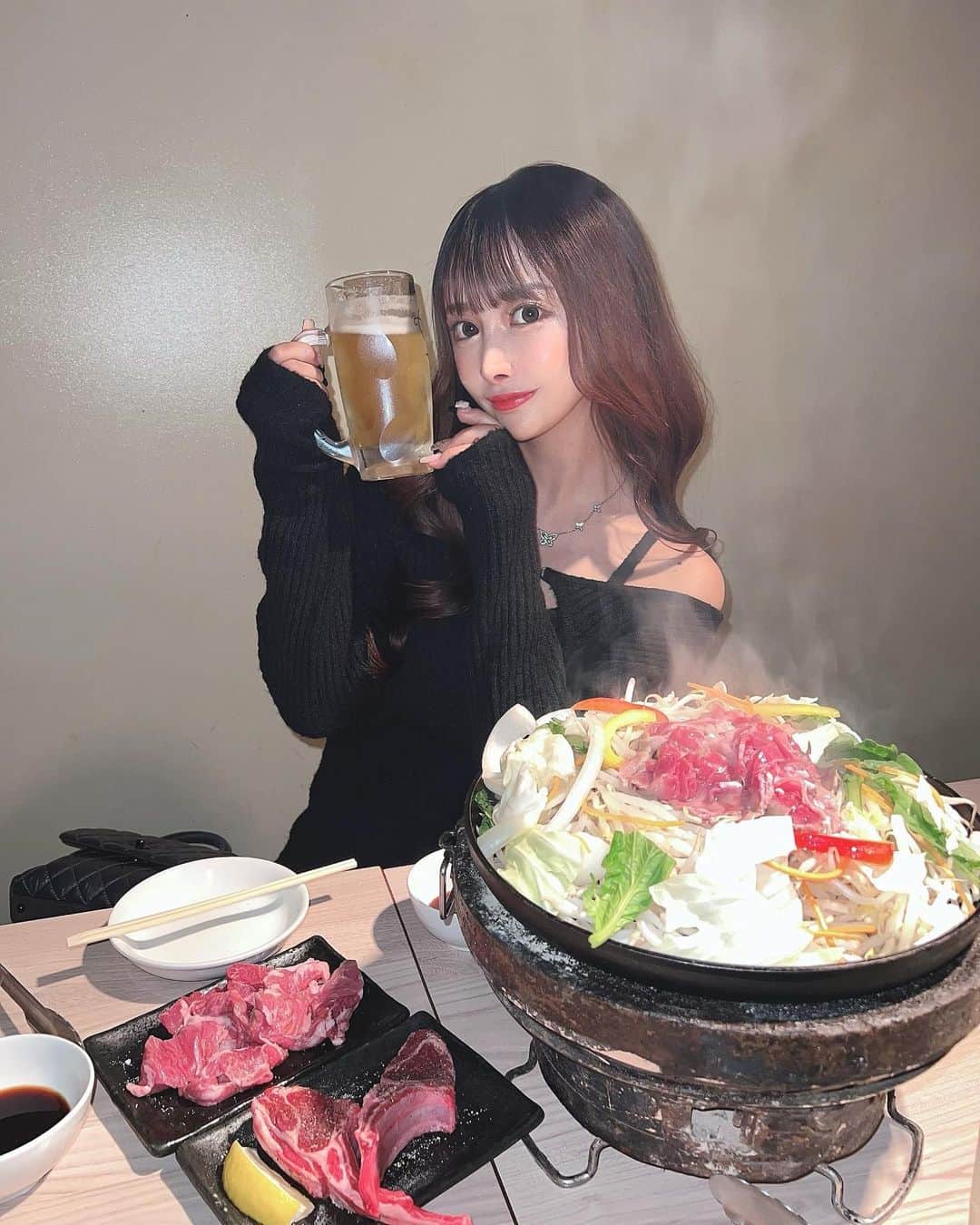 SHIHOさんのインスタグラム写真 - (SHIHOInstagram)「. . ジンギスカン🐏🩷 . (( @nakameguro_hitsuji )) . . 久しぶりに美味しいジンギスカンが食べたくなって 中目黒のひつじに行ってきました🥹🤍 . 店内わんちゃんok🐶だったので @shipi0520 と @lon.k.1022 と一緒に💞 . . . お肉とっても柔らかくて臭みも少なくて めちゃくちゃ美味しかった〜🐏🩷🩷 . 野菜もたっぷり幸せ！ ラムチョップがまじで美味しすぎて🥩おすすめです。 . . . PR @nakameguro_hitsuji #中目黒グルメ #中目黒ディナー #中目黒デート #中目黒ひつじ #中目黒女子会 #代官山グルメ #代官山デート #代官山ディナー」10月14日 20時09分 - cham_pipi