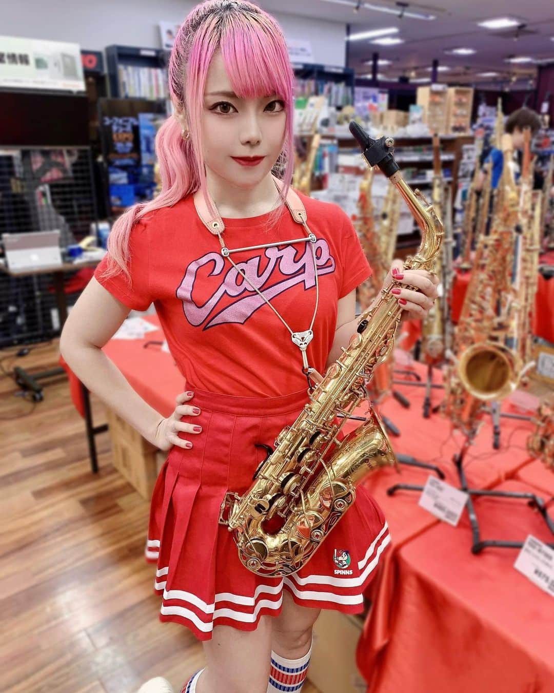 ユッコ・ミラーのインスタグラム：「今日は島村楽器 広島パルコ店で 「ユッコ・ミラーミニコンサート＆一日店長」でした💗 今日からCSが始まるということでカープ女子の衣装を着てみました💕 満員御礼✨大盛況！！！ ありがとうございました😊 2枚目の写真は島村楽器のスタッフのみなさんと✨  #広島カープ  #ユッコミラー #サックス #yuccomiller #유코밀러 #saxophone #sax #saxophoneplayer  #saxophonist #색소폰 #femalesaxophonist  #femalesaxplayer  #jazz #YouTube #YouTuber #pinkhair」