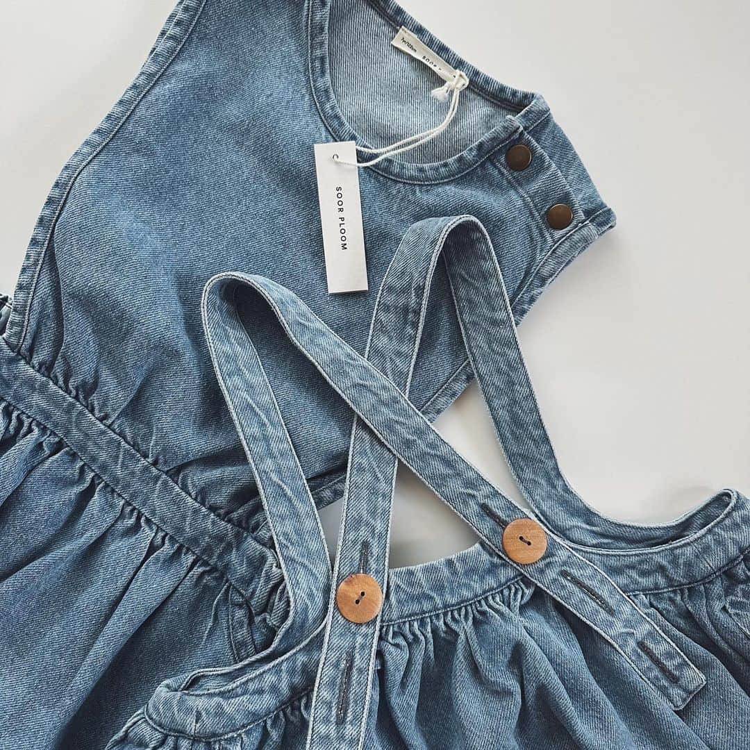 のインスタグラム：「.   soor ploom 2023aw 🍂🍂🍂 　 ・Tippi Pinafore Light Denim 7y ・Eloise pinfore  light denim 4y     今季の山場はこのTippiさんだったと言っても 過言ではないでしょう 　 国内セレショで20連勝中のパパ👨🏻が買い逃すという まさかの事件勃発からの私が公式で拾い上げました🤝🏻 ひさびさに手に汗握るローンチでした😮‍💨 　 　 試しに着せてみたけど本当に可愛い🥺💗 みんながTippi推す気持ちわかったわ🫱🏻 サラはまだEloiseの方が可愛いなと思ってそちらに🫶🏻 ２つとも着画可愛すぎるので 早く写真撮りたい🥹🥹💗 　 　 #soorploom  #海外子供服 #姉妹リンクコーデ」