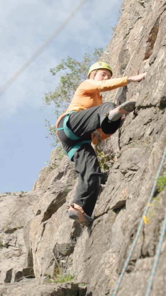 マチルダ・セーデルルンドのインスタグラム：「Developing as a climber becomes a lot easier when you have a community behind you. One of the goals behind the Bergskultur Summer Camp was to create a foundation of support for aspiring female climbers—and we’d say @matilda_soderlund has succeeded.    Over the course of five camp sessions, the girls gained confidence on the wall at Matilda’s climbing gym @moumogram ,learned how to set their own routes, then got to put their skills to the test outdoors.    “For me it's been a way to give back to my community… and create this space where we can come together and climb together and just improve as climbers and bond as human beings.”    And this is only the beginning—Matilda and the girls plan to keep their newfound community alive online and through climbing meetups at the gym and bouldering walls around Sweden.  🧗‍♀️ Check out the full recap of this year’s Bergskultur Summer Camp in our highlights.   #haglöfs #outsidersbynature #climbing」