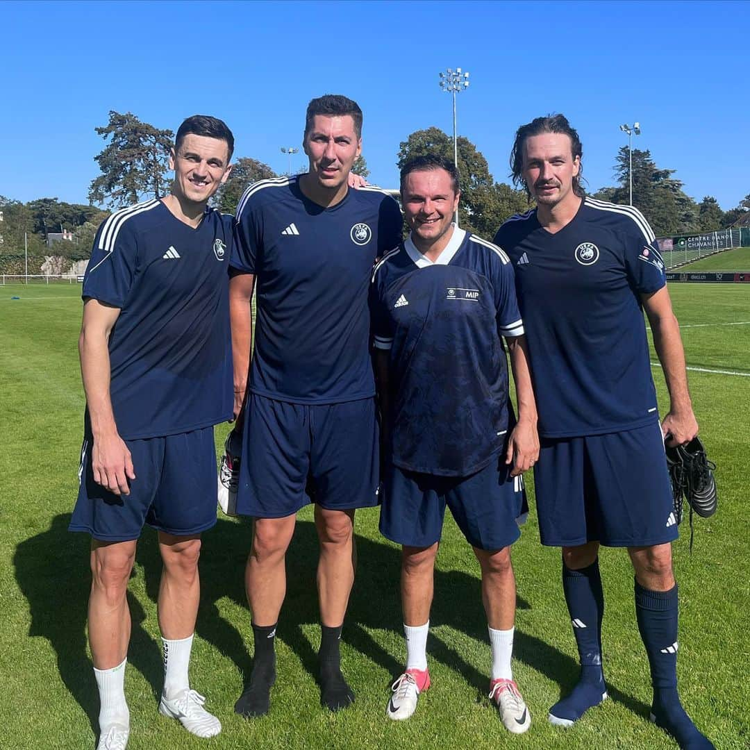 フローリン・ガルドシュさんのインスタグラム写真 - (フローリン・ガルドシュInstagram)「Fantastic week spent in #switzerland🇨🇭 with the #uefa MIP V members 🎓」10月15日 3時00分 - floringardos