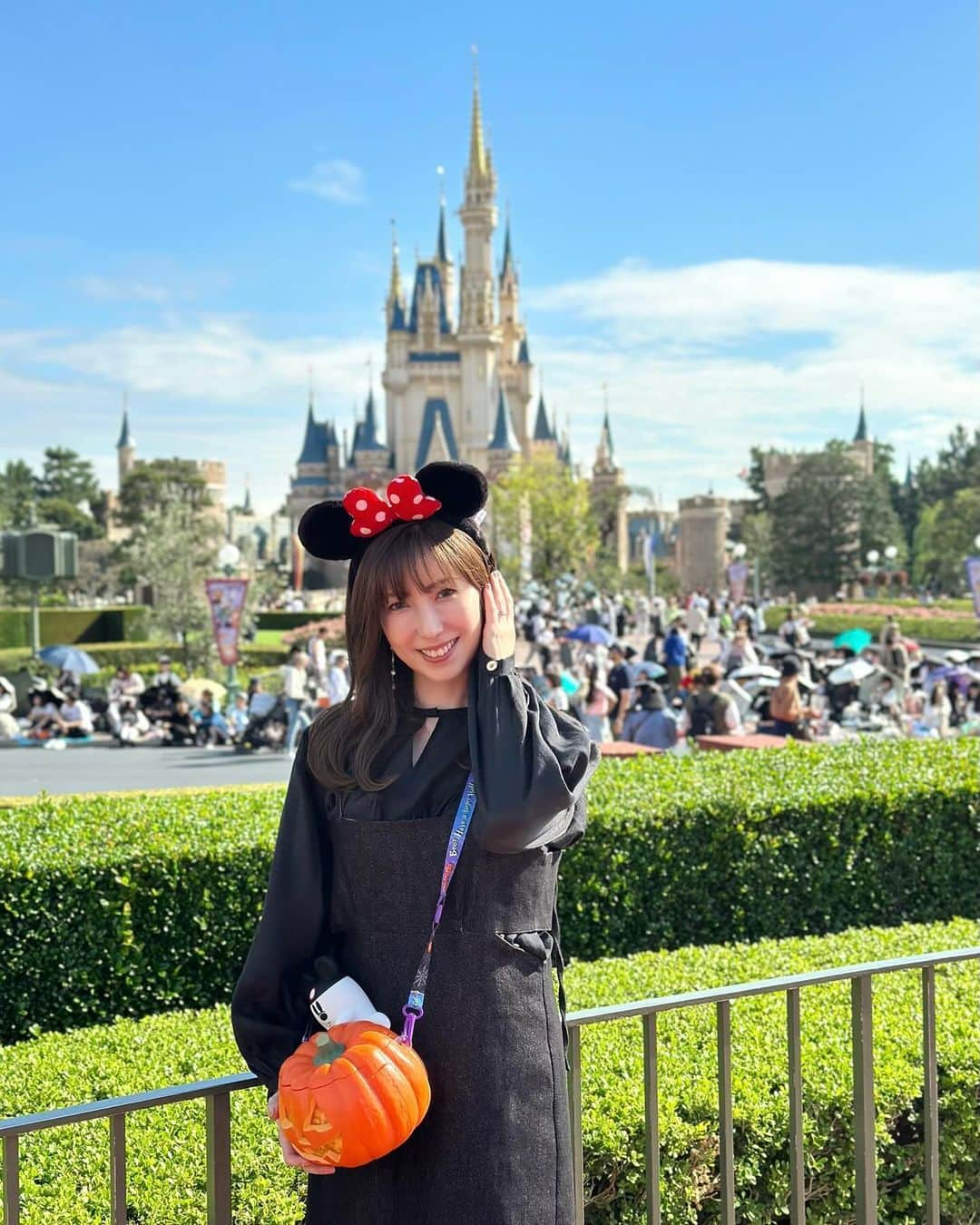 sweetieさんのインスタグラム写真 - (sweetieInstagram)「🏰🎃👻❤︎.* ＼ディズニーハロウィン♪／  夏のように暑くて夕方は雨に降られ スマホの電波は繋がらず コロナの時の感じで行ったら 人がめちゃくちゃ多すぎて疲れ…  色々大変だったけど、楽しかった🩶 ミッキーから確定ファンサもらえたし🐭  欲しかったポップコーンバケットは 光るんだよ🎃✨写真入れ忘れた  電波の事教えてくれたお友達もありがとう!! 次回はしっかり対策できそう …  #ディズニーランド  #ディズニーハロウィン  #ディズニーグッズ  #ディズニーコーデ  #ディズニーグルメ  #ディズニーデート #ハロウィンディズニー #ディズニー40周年  #disnyland  #tokyodisneyland  #disnyhalloween  #haloween」10月14日 20時23分 - ausweetie