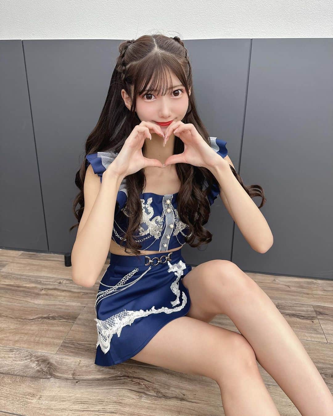 山広美保子のインスタグラム：「キラキラ💙 . . . . . #ノースリーブ #ノースリーブワンピース #Tシャツ　#tシャツコーデ #白 #白コーデ #美脚 #ニットワンピース #タイトスカート #ワンピース #フェミニン　#私服 #全身コーデ #アイドル #idola #lucu #cantik #ไอดอล  #follow #フォロワー募集中 #いいね返し #乃木坂46 #乃木坂46 #大人 #大人女子 #大人女子コーデ #美脚 #撮影  #巻き髪 #ロングヘア #ヘアアレンジ #ノースリーブ #タイトスカート」