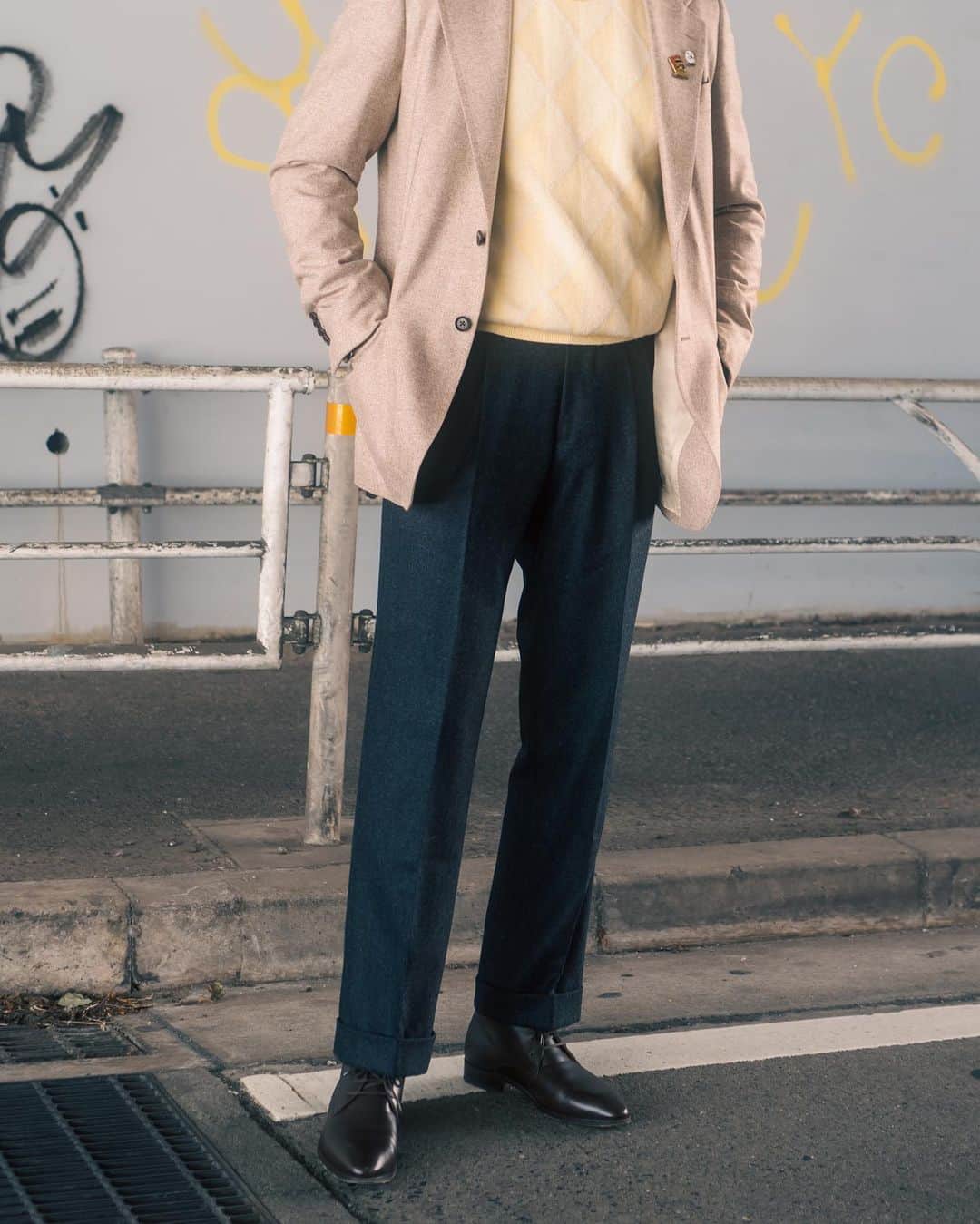 高田朋佳さんのインスタグラム写真 - (高田朋佳Instagram)「【Design Works x Ring Jacket x Tomoyoshi Takada】 Special collaboration jacket. 今年もこのスペシャルな企画が完成しました。 V.B.C社のヘリンボーン素材を乗せたジャケット。よく見ると複数色の糸が混ざりあって構成される表情豊かな生地。リングヂャケットさんならではの軽い着心地と仕立ての良さを存分に味わえる、モダンに進化させた別注パターン。さらに幅広で低いゴージ位置が特徴のマイスターシリーズでのみ使われるクラシックな襟を付けて頂きました。  上質な大人顔なジャケットにVandoriさんに柄から作って頂いたWEARLNESSのオリジナルアーガイルニットを。ラムズウールにダブルジャカードで表現をしたグラデーションアーガイルは渾身の仕上がりになりました。パンツのBERWICH TOMYが上品さを引き立てます。  下記スケジュールでお店で直接ご案内させて頂きます。 ・10/15(日) Design Works名古屋ミッドランドスクエア店 ・10/21(土) Design Worksグランフロント大阪店 ・10/22(日) Design Works京都高島屋店  また、来週からWEARLNESSでも販売をさせて頂きますので宜しくお願い致します。  #wearlness #salondewearlness #designworks #ringjacket #vbc」10月14日 20時15分 - tomoyoshi_takada
