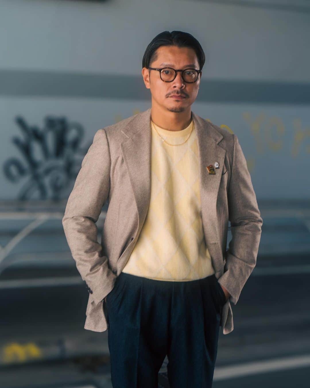 高田朋佳さんのインスタグラム写真 - (高田朋佳Instagram)「【Design Works x Ring Jacket x Tomoyoshi Takada】 Special collaboration jacket. 今年もこのスペシャルな企画が完成しました。 V.B.C社のヘリンボーン素材を乗せたジャケット。よく見ると複数色の糸が混ざりあって構成される表情豊かな生地。リングヂャケットさんならではの軽い着心地と仕立ての良さを存分に味わえる、モダンに進化させた別注パターン。さらに幅広で低いゴージ位置が特徴のマイスターシリーズでのみ使われるクラシックな襟を付けて頂きました。  上質な大人顔なジャケットにVandoriさんに柄から作って頂いたWEARLNESSのオリジナルアーガイルニットを。ラムズウールにダブルジャカードで表現をしたグラデーションアーガイルは渾身の仕上がりになりました。パンツのBERWICH TOMYが上品さを引き立てます。  下記スケジュールでお店で直接ご案内させて頂きます。 ・10/15(日) Design Works名古屋ミッドランドスクエア店 ・10/21(土) Design Worksグランフロント大阪店 ・10/22(日) Design Works京都高島屋店  また、来週からWEARLNESSでも販売をさせて頂きますので宜しくお願い致します。  #wearlness #salondewearlness #designworks #ringjacket #vbc」10月14日 20時15分 - tomoyoshi_takada