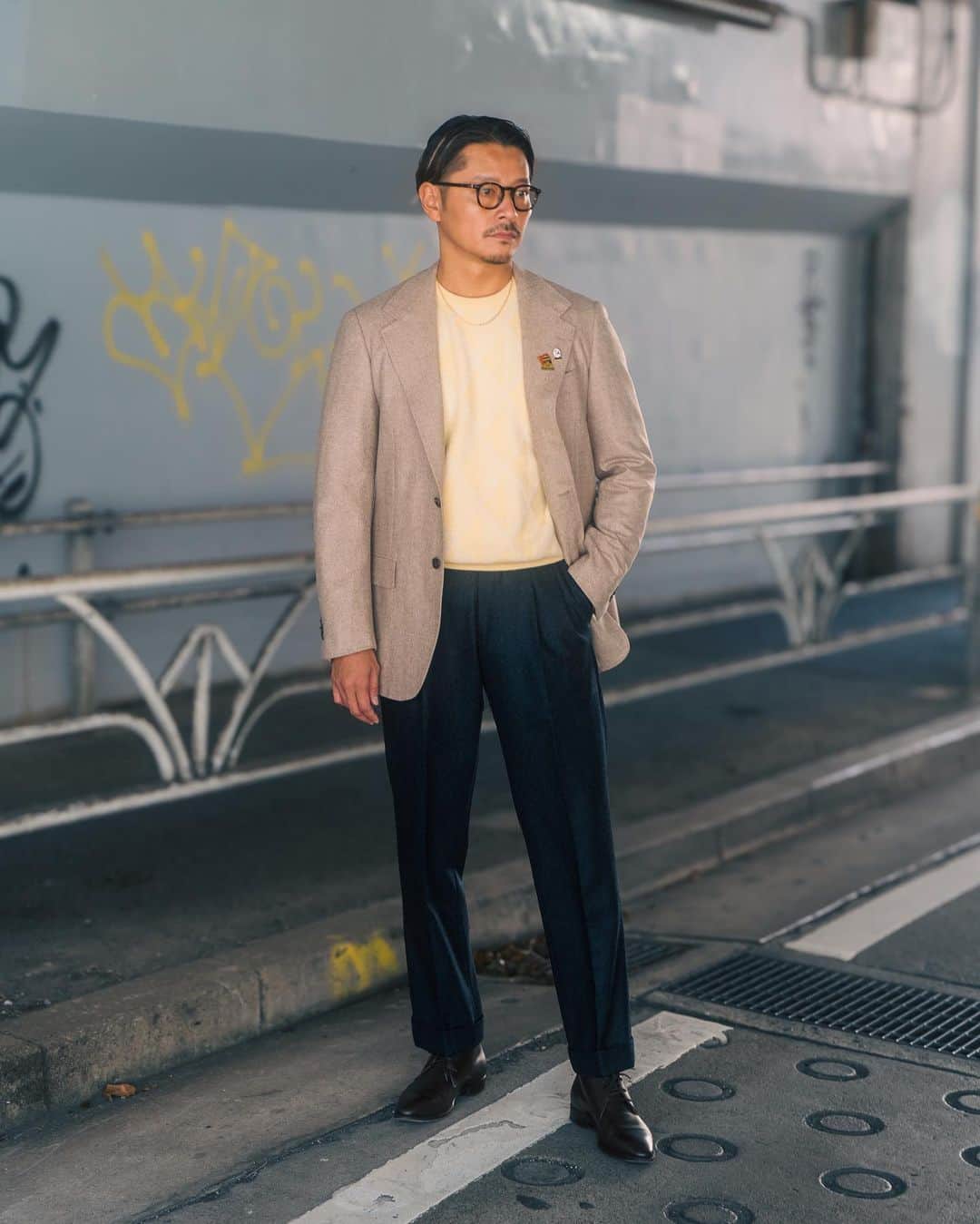 高田朋佳さんのインスタグラム写真 - (高田朋佳Instagram)「【Design Works x Ring Jacket x Tomoyoshi Takada】 Special collaboration jacket. 今年もこのスペシャルな企画が完成しました。 V.B.C社のヘリンボーン素材を乗せたジャケット。よく見ると複数色の糸が混ざりあって構成される表情豊かな生地。リングヂャケットさんならではの軽い着心地と仕立ての良さを存分に味わえる、モダンに進化させた別注パターン。さらに幅広で低いゴージ位置が特徴のマイスターシリーズでのみ使われるクラシックな襟を付けて頂きました。  上質な大人顔なジャケットにVandoriさんに柄から作って頂いたWEARLNESSのオリジナルアーガイルニットを。ラムズウールにダブルジャカードで表現をしたグラデーションアーガイルは渾身の仕上がりになりました。パンツのBERWICH TOMYが上品さを引き立てます。  下記スケジュールでお店で直接ご案内させて頂きます。 ・10/15(日) Design Works名古屋ミッドランドスクエア店 ・10/21(土) Design Worksグランフロント大阪店 ・10/22(日) Design Works京都高島屋店  また、来週からWEARLNESSでも販売をさせて頂きますので宜しくお願い致します。  #wearlness #salondewearlness #designworks #ringjacket #vbc」10月14日 20時15分 - tomoyoshi_takada