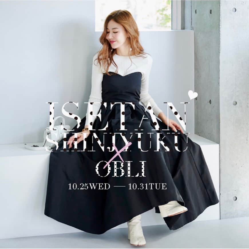 kiyomi medeirosのインスタグラム：「伊勢丹新宿で、 今月末@obli_official のPOPUPを開催します😋 今季のテーマは【ニューオブリ】。 今季ご用意している新作は、全型新作です✔︎ マキシ丈などの定番アイテムだけでなく、 トレンドのミニや、足元を見せるミディアム丈のアイテムなど、 今季私が着たい！と思う、新しいテイストにも挑戦してみました☺️ 会場も２階センターパークに変更し、 少しずつ進化するOBLIの新しい一面をご覧頂ければと思っています🫶  私もファッションが大好きだからこそ、 縛りや固定概念は捨てて、 好きなものを着て、思いっきりファッションを楽しんで頂きたい、 そんな想いを込めています…🫶  私も店頭に連日お邪魔する予定です✨ ぜひ皆様とお話をして、 お洋服だけでなく、楽しい時間も共有できればと思っています☺️ お会いしてお話ができるのは、POPUPならではの楽しみですね。  今月末、伊勢丹新宿にて皆様にお会いできることを、 楽しみにしております🫶  伊勢丹先行アイテムは、 お洋服だけでなくバッグもご用意しました！ 楽しいノベルティ企画もありますので、楽しみにしていてください🫶 @obli_official でご紹介していきますので、ぜひご覧ください✔︎ 全て私が愛情込めてお作りしたアイテムばかりです🤍💜  ————————— 【伊勢丹新宿POUP】 10/25(水)-10/31(火）  伊勢丹新宿本館２階 センターパーク/ザ・ステージ#2 03-3352-1111(大代表) ————————」