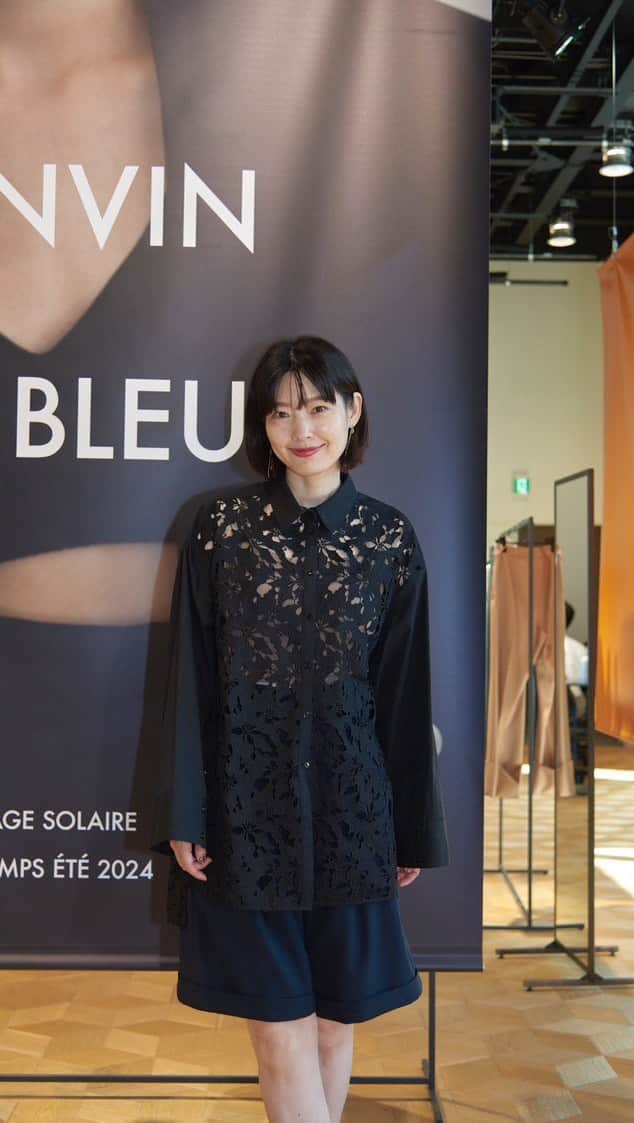 森貴美子のインスタグラム：「@lanvin_en_bleu_womens の2024ss展示会へ🩵 きれいなミントグリーンのアウターに一目惚れ🥰 刺繍が美しいシャツも袖口の長さが絶妙で素敵✨ グリーンやピンクなどきれい色が多く、早くも来季の春夏が楽しみになる展示会でした。 同じ事務所の　@sachi_suzuki ちゃんにも会えたよ❤️  #ランバンオンブルー  #2024ss #展示会　#pr」