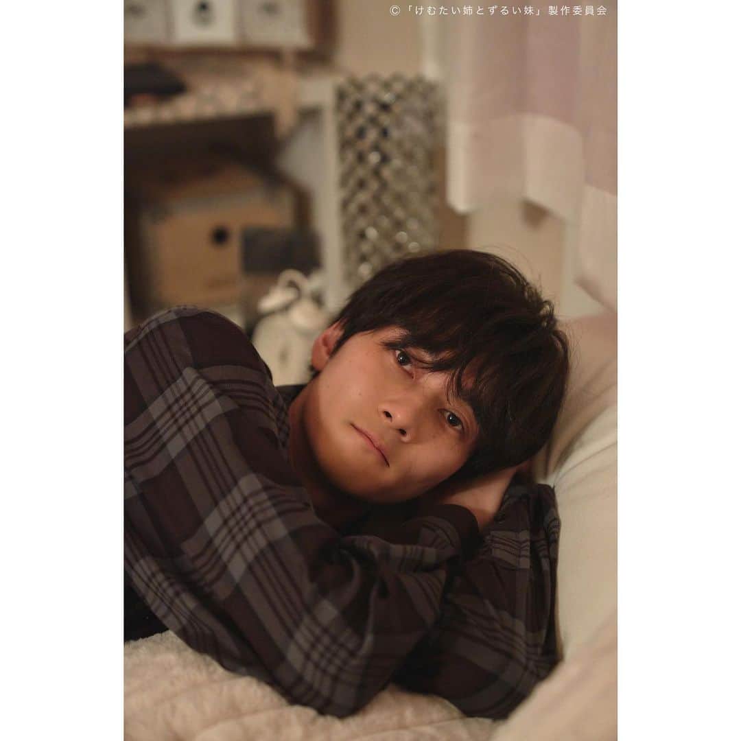 のインスタグラム：「. ／ 『#けむたい姉とずるい妹 』 第2話は 10/16(月)夜11:06放送🪄 ＼  😈三島律役 ( #栁俊太郎 さん) 😈学生時代の律役( #村田凪 さん) 30代の律と10代の律で寝転びショット📸  1話目は #TVer で配信中❤️‍🔥 tver.jp/series/sr4wcsi4pg  お気に入り登録もお願いします💠  #テレビ東京 #けむずる  #栗山千明 #馬場ふみか #栁俊太郎  #桜田通 #雛形あきこ  #オフショット」