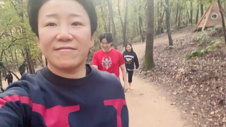 シン・ジエのインスタグラム：「#family❤️#earthing🌏」