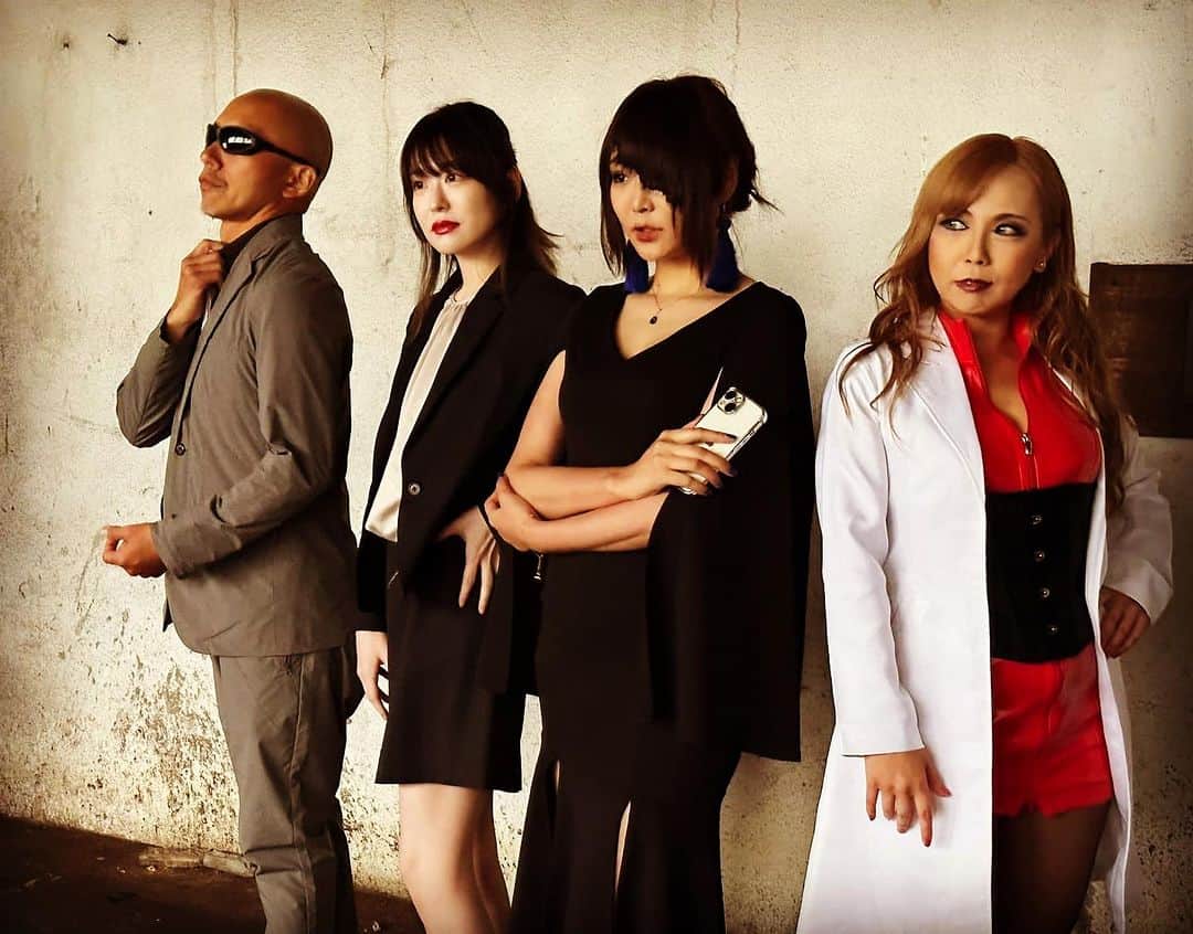 小野さゆりのインスタグラム：「NHKストレッチマン ストレッチグリーン谷口洋行さんも悪チーム仲間✨(*⁰▿⁰*)  待機中ストレッチを教えてもらったよ ✨やさしー✨  サングラス似合いすぎる✨🕶  リアタイでみてたテレビのお兄さんとご一緒できて嬉しすぎました🥺グランマサラーに感謝✨ 谷口さんは高演技力、高ビジュアル（クール系）だから近寄りがたく見えるけど、 性格が穏やかで陽気だからみんなむちゃ癒されてました✨お疲れ様でした✨(≧∀≦)  #グランマサラー　#グランマサラー映画　#ストレッチマン　#特撮」