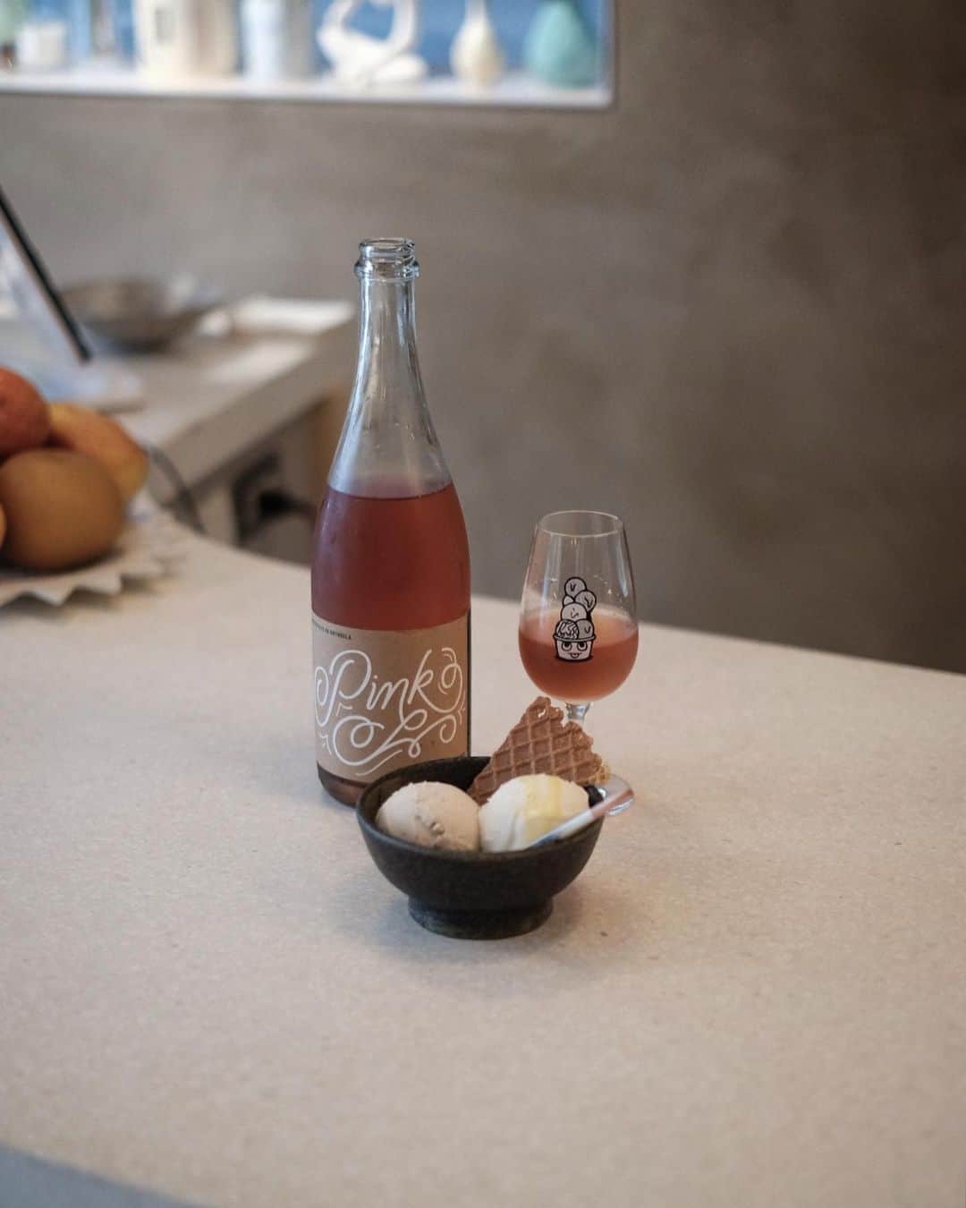 matsukenのインスタグラム：「_✔︎     横浜の名店goffoの新店舗 ワインとアイスの @epiu_yokohama へ     アイスはお店の方に おすすめしていただいた ローズマリーミルクオリーブオイル 無花果とバルサミコ     ワインはオーストラリアのロゼ Pink 2022 Aristotelis Ke Anthoula Wine      横浜にいったらこのお店ばかりに 伺うことになりそう。     goffoでご飯を食べて 2件目にデザートを食べに行くのも良いな。     #epiu  #epiu_yokohama  #aristoteliskeanthoulawine  #matsukencafe」