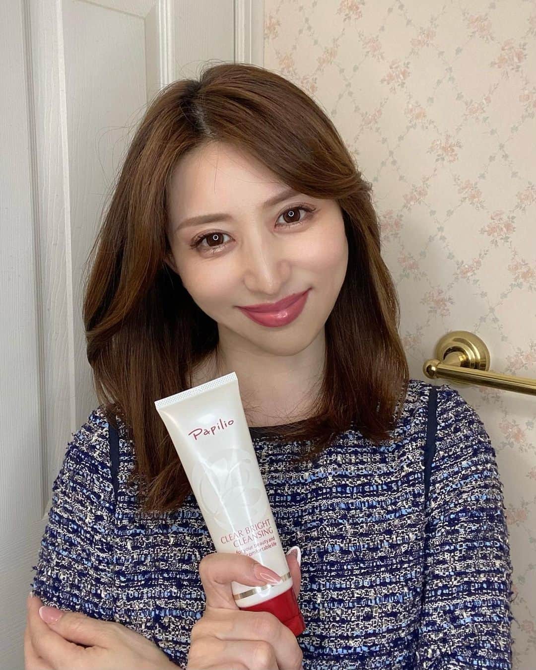 sachi♡さんのインスタグラム写真 - (sachi♡Instagram)「こんばんは🌙  ミルククレンジングはお肌にいい分 しっかりメイクは落ちにくいイメージがあったんだけど  『パピリオ　クリア ブライト クレンジング』 @papilio__official　  を使ってイメージが覆ったよ♡  美容成分を90%配合したミルクの優しさで お肌の潤いを守りつつ パピリオ独自技術でしっかり落ちる クレンジング力を両立しているの✨  さらに 100%天然素材のこんにゃくマイクロボールが 配合されていて コンニャクイモから作られたソフトなつぶつぶが 古い角質や毛穴汚れを吸着して くすみケアもしてくれます。  しっかりメイクもオフ出来るのに 洗い上がり後につっぱり感がないのは ヒアルロン酸の約2倍の保湿力を持つ 独自成分「MCキトサン」がうるおいを守るから✨  もちろんW洗顔不要で 朝使ってもスキンケアの浸透が良くなって 化粧のりがアップするのも嬉しい♡  #PR #クリアブライトクレンジング #クレンジング #ミルククレンジング #パピリオ #玉肌クレンジング #落ちるミルククレンジング #美魔女 #アラフィフ #美容モデル #ミセスモデル #50代モデル #読者モデル」10月14日 20時20分 - nail_salon_felice04