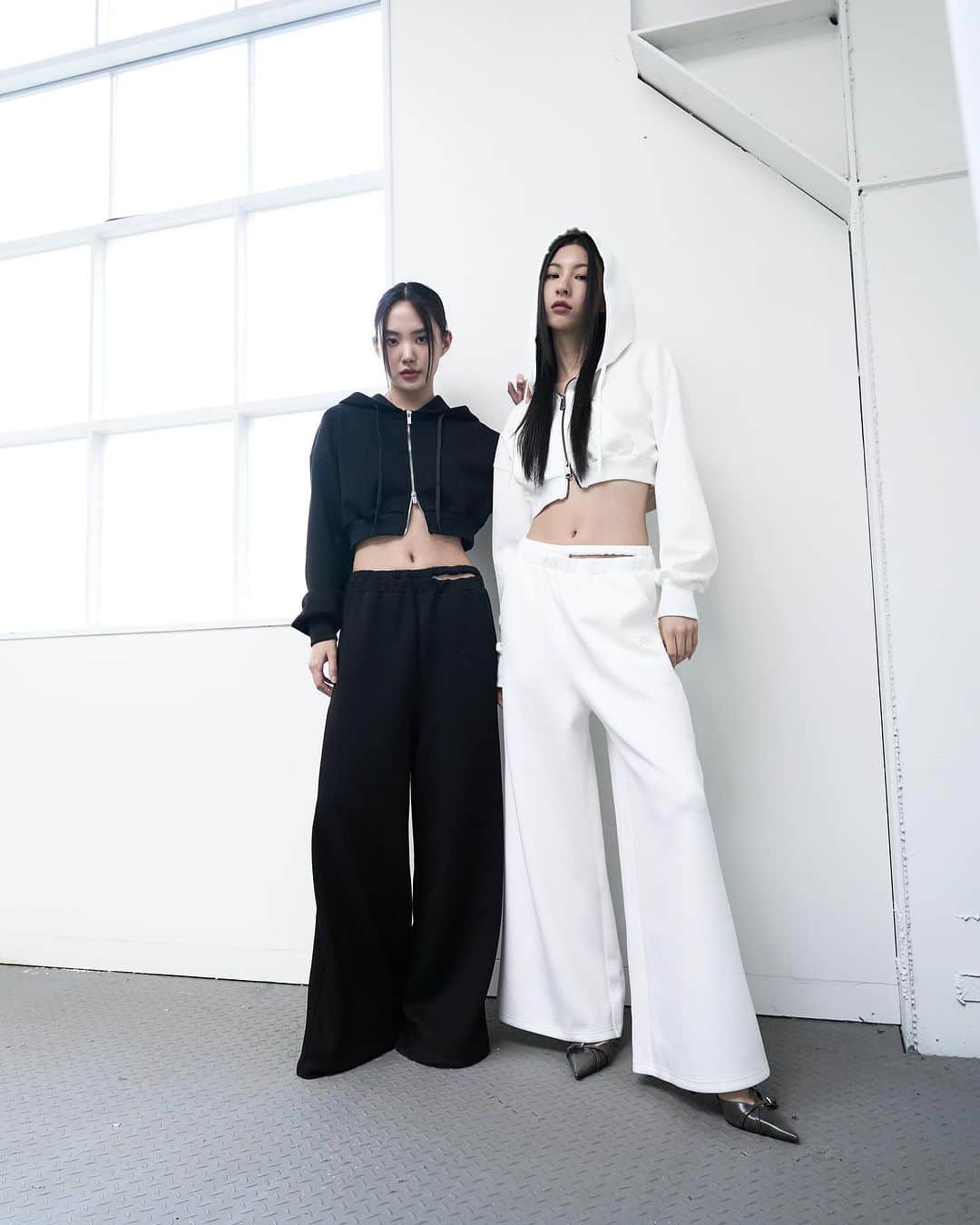 のインスタグラム：「ANDWANG 2023 AUTUMN WINTER 2ND COLLECTION ON ANDWANG.SHOP ̣̥☆·͙̥‧‧̩̥·‧ "CHINA TO SEOUL︎"‧·‧̩̥‧·͙̥̣☆*̣̥  ⁡ schedule 10/20 PM7 new1 10/27 PM7 new2 ⁡ COMING SOON ⁡ ⁡ ⁡ ⁡ #andwang @code_name_junna  @uiolny  🩶」