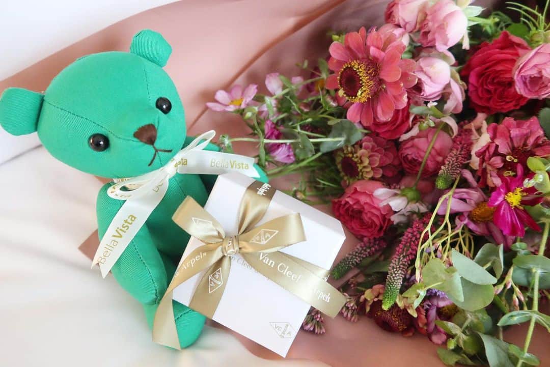Mai Wakimizuのインスタグラム：「さぁ、出発しよう！のタイミングで主人からお花。思わず"え、今？"と言ってしまった。笑 せっかくなので旅先に一緒に連れて来ました♡ #happybirthday」
