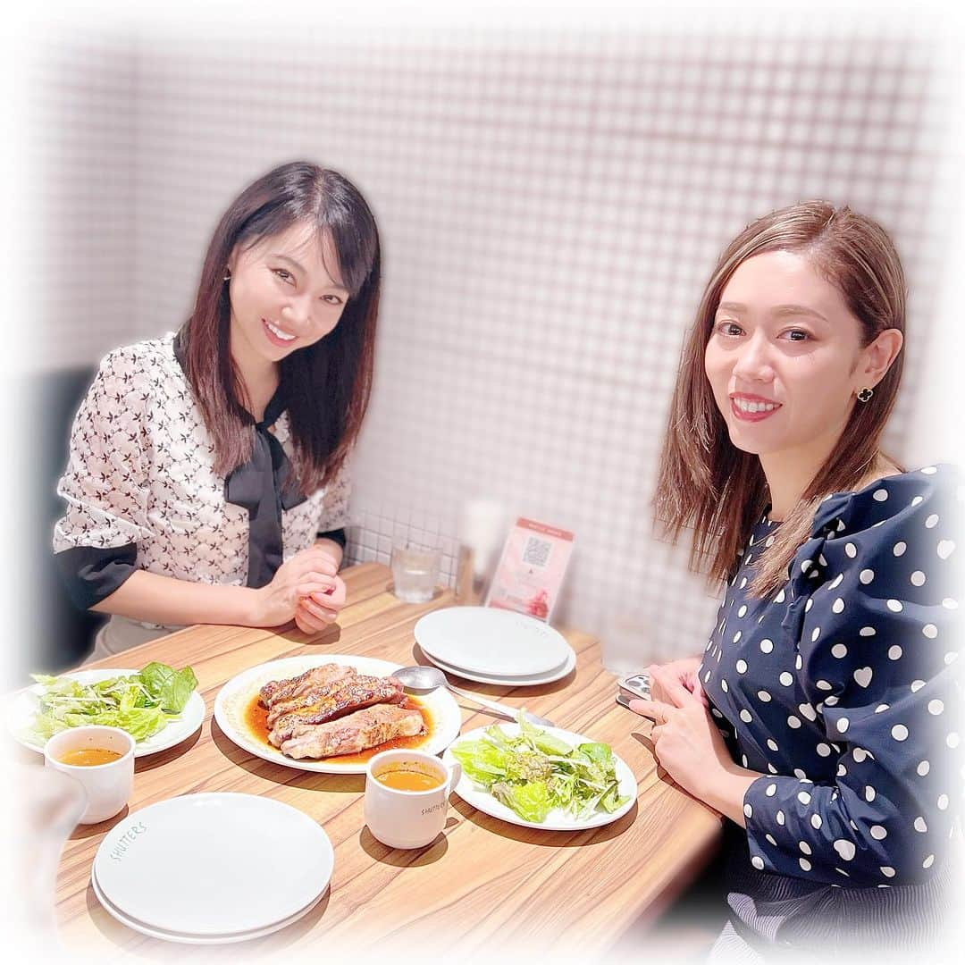 柴本愛沙のインスタグラム：「❤︎ 去年の美魔女ファイナリスト、堤えりちゃんとランチ🍴 スペアリブとアップルパイアラモードが看板料理の カジュアルイタリアSHUTTERSで✨ 去年の話とかいろいろ聞けて楽しかったです。 そして元気をもらいました💗  ランチは大人気のコースで。 スペアリブは食べた瞬間に口の中でとろけて 柔らかすぎてビックリ！ アップルパイは生地がサックサク。 濃厚バニラアイスクリームと ブルーベリーのソースがアツ冷で幸せでした。  @shutters.ys #シャッターズ #ランチ巡り #アップルパイアラモード #アップルパイ大好き #カジュアルイタリアン #PR #shutters #丸の内グルメ #丸の内ランチ #東京駅グルメ #東京ランチ #丸の内カフェ #丸の内イタリアン #ランチ女子会 #美魔女ファイナリスト」