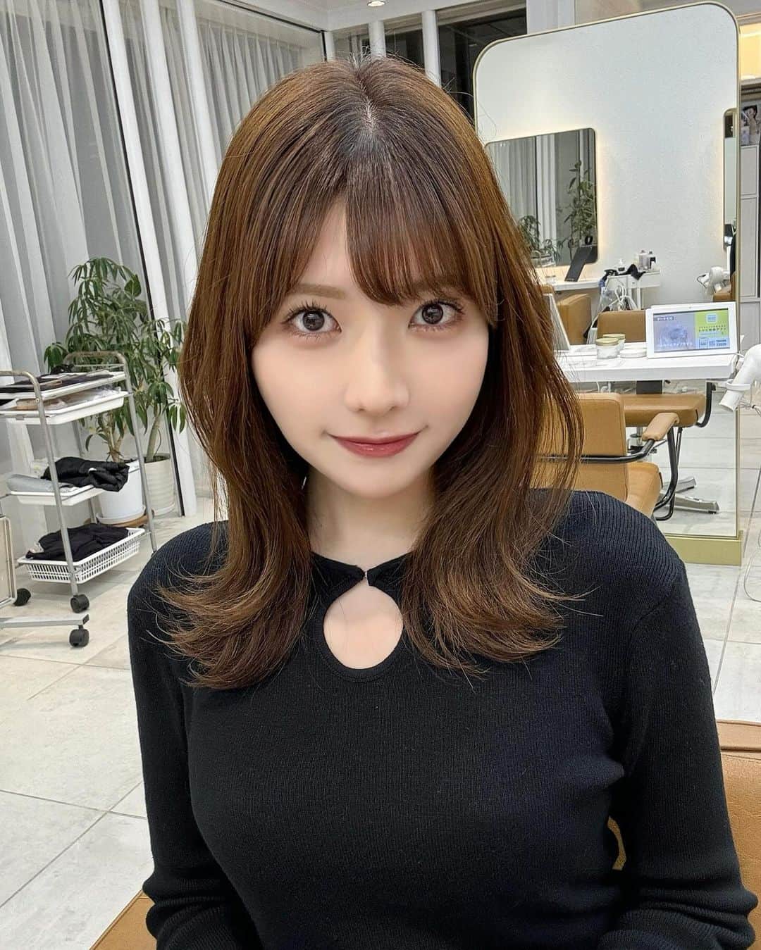 秦はるかのインスタグラム：「髪の毛巻いてもらいました🍃 この巻き方大人っぽく見えて可愛い☺︎  カットカラートリートメントと縮毛矯正、すべて河村さんにお願いしてます✂︎」
