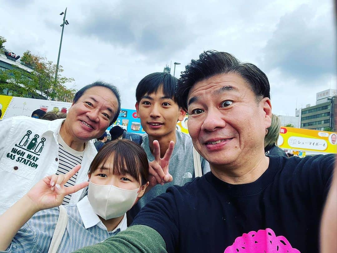 山内要さんのインスタグラム写真 - (山内要Instagram)「RKKまつり初日終わりました😀　 多くのご来場頂いた皆様🙇‍♂️ 誠に有難う御座いました🙇‍♂️   遠くは横浜や神戸からお越しの 週刊山崎くんファンのお客様・・結婚式前にわざわざ来てくれたカップル😀皆様放送日だけではなく、翌日からTVerでご覧頂いている様で・・びっくりします‼️ 明日15日も皆様をお待ちしております😀　午前10時〜午後4時頃迄　歩くパワースポット慶徳二郎が会場にいるかもです・・😀　 #rkk #rkkまつり#週刊山崎くん　 #花畑広場 #熊本  #宮崎美子　さん　 #田名網アナウンサー  #かめきち  さん #歩くパワースポット #慶徳二郎」10月14日 20時25分 - keitokujiro