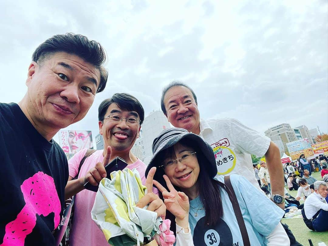 山内要さんのインスタグラム写真 - (山内要Instagram)「RKKまつり初日終わりました😀　 多くのご来場頂いた皆様🙇‍♂️ 誠に有難う御座いました🙇‍♂️   遠くは横浜や神戸からお越しの 週刊山崎くんファンのお客様・・結婚式前にわざわざ来てくれたカップル😀皆様放送日だけではなく、翌日からTVerでご覧頂いている様で・・びっくりします‼️ 明日15日も皆様をお待ちしております😀　午前10時〜午後4時頃迄　歩くパワースポット慶徳二郎が会場にいるかもです・・😀　 #rkk #rkkまつり#週刊山崎くん　 #花畑広場 #熊本  #宮崎美子　さん　 #田名網アナウンサー  #かめきち  さん #歩くパワースポット #慶徳二郎」10月14日 20時25分 - keitokujiro