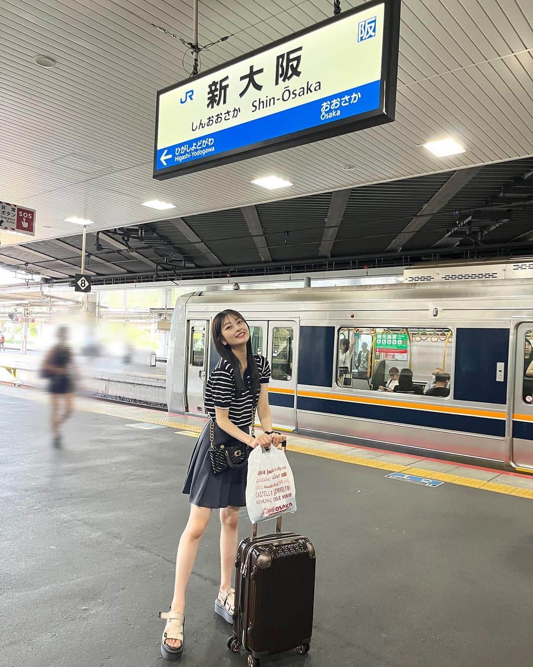 高井千帆のインスタグラム：「⁡ 初めてひとりで新幹線乗ってきて 無事辿り着いて安心した🐙 (これは合流してから撮ってもらった)」