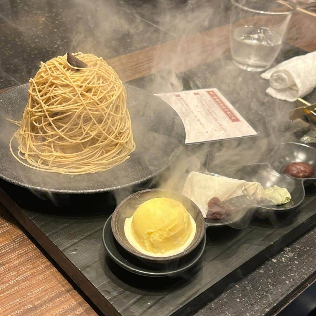 Arisa Nanaseさんのインスタグラム写真 - (Arisa NanaseInstagram)「Q.濃厚焼きモンブラン食べたこたありますか？大須で栗が堪能できる場所がこちらです💁‍♀️ もう、見てるだけで至福✨芸術だと思うくらい素敵な見た目に栗の香ばしい香りや音など、五感で楽しめるのが大須にある栗りん🌰本店です。  熱々の石焼で提供する新感覚のモンブランいただいてきました😍 ここは2回目なのですが、全メニュー栗好きにはたまらない癒しの場所です✨  大須に来た際はぜひ☺️❤️  PR @kurin.montblanc #栗りん #名古屋スイーツ #大須グルメ #名古屋グルメ #モンブラン専門店」10月14日 20時27分 - arisa.nanase