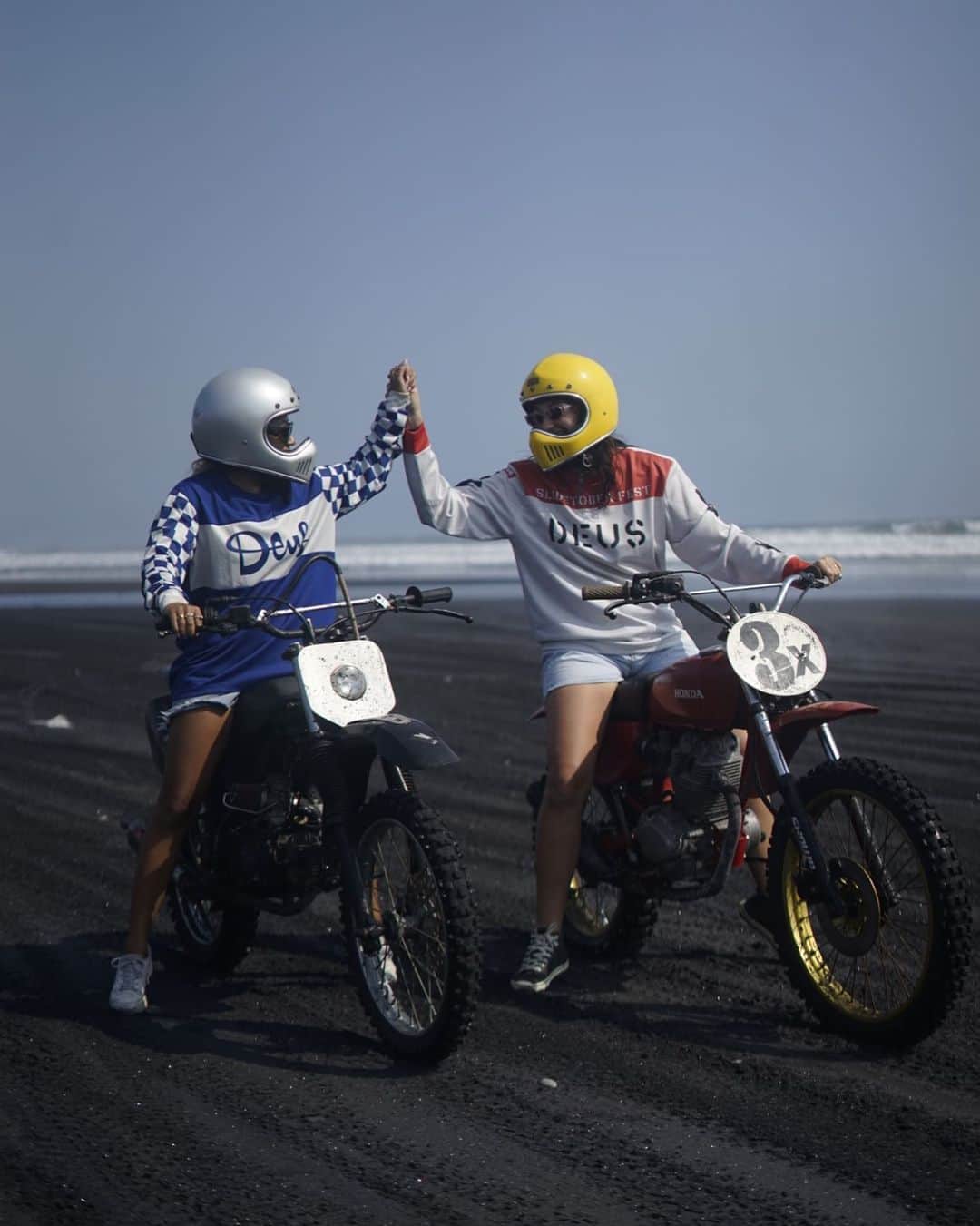 Lilliana Bowreyのインスタグラム：「The gals havin a rip today at the @deustemple Drag Race 🖤🖤🖤  The surf event is on tomorrow at Pererenan Beach, come down for a good time x  Image by @mrbogeg」