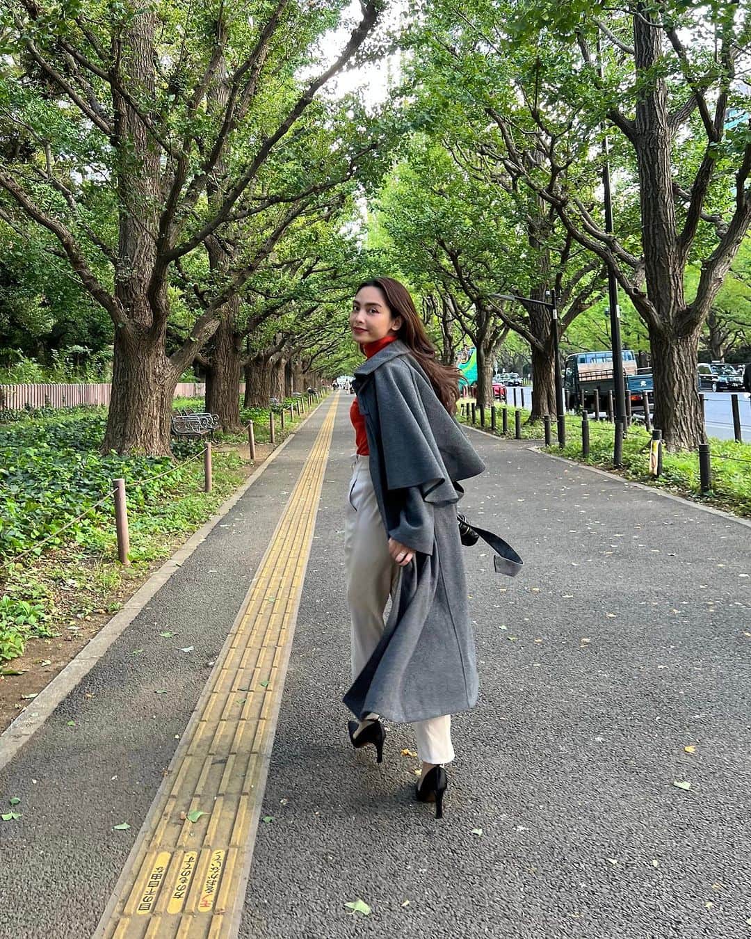 芦住彩來のインスタグラム：「・ @momentplus.official  この間の🫶  グレーのコートって すごくお洒落に見えるし 色々なコーデに合わせやすい🙌  ケープ付きのデザインも優勝じゃない？✨  この冬大活躍しそうな予感だ😌  @momentplus.official  #momentplus  #フリーランスモデル  #モデル撮影  #撮影依頼はdmで」