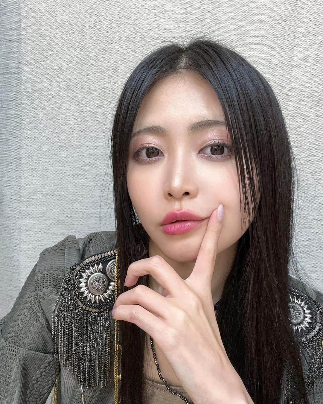 +α/あるふぁきゅん。のインスタグラム：「大阪でした  明日へ向かう貴方の肩を抱き寄せたい一日でした ちなみに、私の明日は必ず良い日になります　#ハロアル10 有難う」