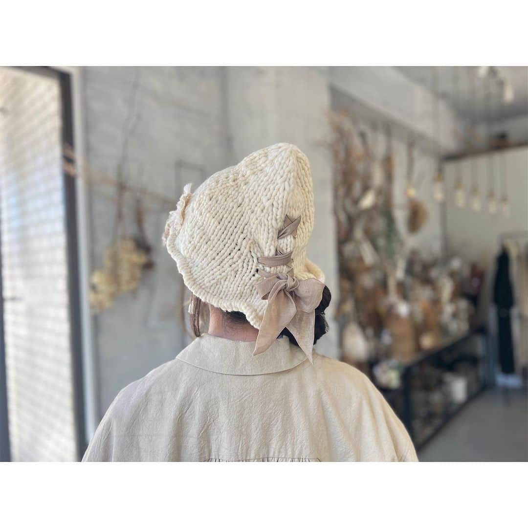エムスールのインスタグラム：「\ new / ニット帽 ⁡ ⁡ 手編みのニットシリーズ ⁡ ⁡ ＝＝＝＝＝＝＝＝＝ ⁡ new item ⁡ 手編みのリボンニット帽 ⁡ color：white / gray ⁡ ＝＝＝＝＝＝＝＝＝ ⁡ ⁡ 少し透け感のあるリボンで ⁡ 編み上げた後ろ姿が印象的な ⁡ リボンニット帽 ⁡ ⁡ 全てオリジナルでお作りした ニットアイテムです。 ⁡ ⁡ お花とレースはリボンで結んで。 ⁡ ⁡ 取り外しができるので お好きな位置につけて あなただけのオリジナルをお楽しみください。 ⁡ 帽子のふちは、ワイヤー入り。 自由に形をかえてみるのも◎ ⁡ ⁡ ⁡ @m_soeur ストーリーにて 着用写真を随時更新！ ⁡ そちらもぜひチェックしてくださいね♩ ⁡ ⁡ ⁡ ⁡ 販売店 - - - - - - - - -  京都アトリエ 青山店 公式ONLINE STORE ZOZOTOWN ⁡ ⁡ ⁡ ⁡ #m_soeur #msoeur #エムスール ⁡ #新作 #秋冬 #秋冬雑貨 #ニット #ニット帽 #ニットマフラー #ミトン #シュシュ #ヘアアクセサリー #ニットシリーズ #2023aw #aw」