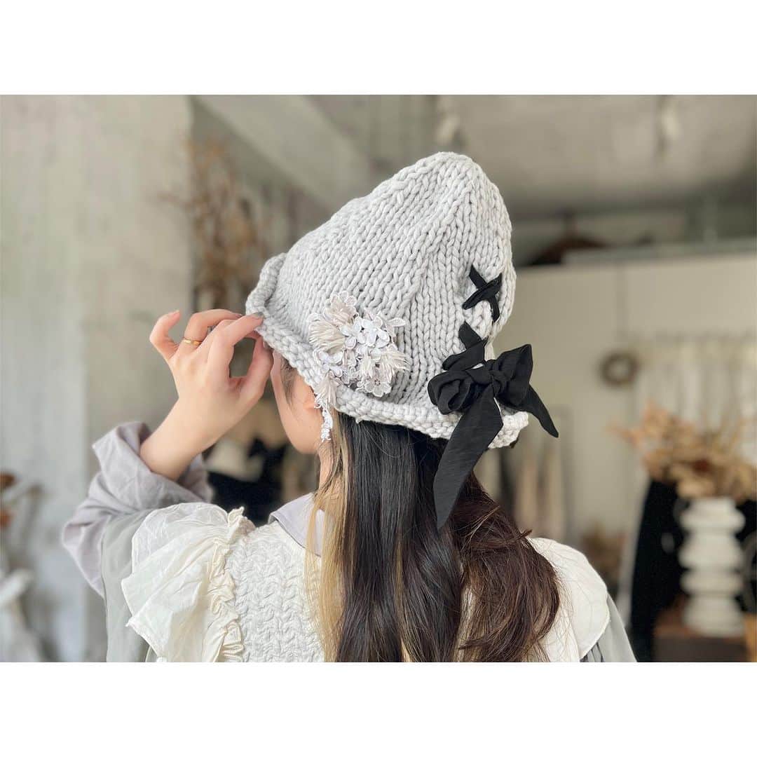 エムスールのインスタグラム：「\ new / ニット帽 ⁡ ⁡ 手編みのニットシリーズ ⁡ ⁡ ＝＝＝＝＝＝＝＝＝ ⁡ new item ⁡ 手編みのリボンニット帽 ⁡ color：white / gray ⁡ ＝＝＝＝＝＝＝＝＝ ⁡ ⁡ 少し透け感のあるリボンで ⁡ 編み上げた後ろ姿が印象的な ⁡ リボンニット帽 ⁡ ⁡ 全てオリジナルでお作りした ニットアイテムです。 ⁡ ⁡ お花とレースはリボンで結んで。 ⁡ ⁡ 取り外しができるので お好きな位置につけて あなただけのオリジナルをお楽しみください。 ⁡ 帽子のふちは、ワイヤー入り。 自由に形をかえてみるのも◎ ⁡ ⁡ ⁡ @m_soeur ストーリーにて 着用写真を随時更新！ ⁡ そちらもぜひチェックしてくださいね♩ ⁡ ⁡ ⁡ ⁡ 販売店 - - - - - - - - -  京都アトリエ 青山店 公式ONLINE STORE ZOZOTOWN ⁡ ⁡ ⁡ ⁡ #m_soeur #msoeur #エムスール ⁡ #新作 #秋冬 #秋冬雑貨 #ニット #ニット帽 #ニットマフラー #ミトン #シュシュ #ヘアアクセサリー #ニットシリーズ #2023aw #aw」