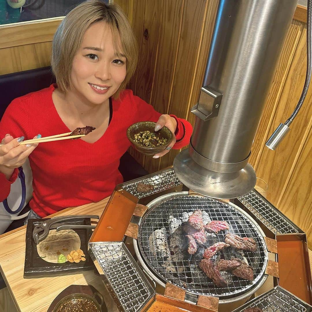 Arisa Nanaseのインスタグラム：「Q.栄で美味しい焼肉屋は？ こないだ行ったくぐ琉が美味しかった😋 七輪にタレが2種類ついてて、特製「洗いダレ」にくぐらせることで余分な脂が洗い落とされ、旨味がよりいっそう引き立ちます。  お肉をつけて食べる自家製のタレもめちゃくちゃ美味しかった！ そして塊マンモスタンなど、映えもばっちり。  栄で24時間やってる利便性も良しなので、気になった方はぜひ！ ユッケも美味しかった！特に塩ミルフィーユユッケは初めての味でした😋❤️  PR @kuguru_takahashi #24時間営業 #洗いダレ #ユッケ #炭火焼肉 #くぐ琉 #栄焼肉 #名古屋焼肉 #栄グルメ」