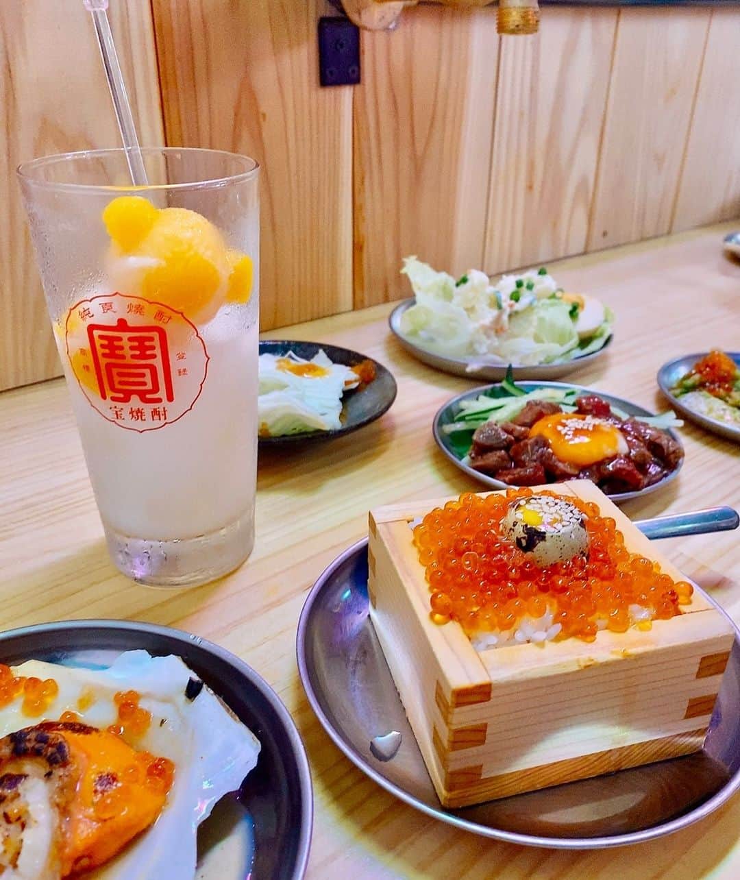ぴちゅさんのインスタグラム写真 - (ぴちゅInstagram)「この前休日1日一緒にいた時🤤🫶🏻画像ダブルタップ♥️コメント✍🏻保存の3点、大変嬉しいです！ .  絵文字のみのコメントも是非です。返信させて下さい！  皆さまレトロ居酒屋はお好きですか❓❓❓ コメントఽ✍🏻で教えて下さい！  . .  先日、祝日1日遊びました( ᷇𖥦 ᷆ )🫶 楽しかったなあああ。  色々行って(また後日UPします！)最後から2番目に行ったネオン居酒屋の写真を。  皆さんはどんな居酒屋がお好きですか？教えて下さい🫶  可愛くて気になっていたので行けて嬉しい！ いくらが大好きなのでさらに嬉しい🫶 くまちゃん可愛かったです！ 食事の写真はスワイプしてみてください！ 頼ませていただいた中ですと私は1番ユッケが好きでした☺️ 店長さん、スタッフの皆さまありがとうございました！ そしてこの日1日一緒にいてくれたききちゃん、ありがとう😚💗らぶ。  この時ちょっと伸びちゃっていますが 1番お気に入りのネイルです😍🫶🏻 ももさんありがとうございます🥺🫶🏻(詳しくは過去のリールにて)  . .  本日もこんな私の奇跡の一枚、別人のモリモリ画像と テキストを見て下さり誠にありがとうございました…！  いつも沢山のいいね＆コメント＆保存 大変感謝しております…。  . .  *****************🙇🏻‍♀️自己紹介🙇🏻‍♀️***************** ・名前：実物どぶねずみ　ぴちゅ  ・仕事 ①地上波やABEMA等の番組キャスティング →"オオカミには騙されない"（Netflix版も）含む恋愛番組、特番 バラエティ、ドラマ、主題歌、SNS企画のキャスティング  ②動画系SNS全体責任者（TikTokなど／企画考案含） →数十億再生／年  ③外部企業顧問 ④外部企業SNSマーケコンサル （④の企業さま最近また増えました、ありがとうございます。） （③④は社内許可いただいております）  ・会社：AbemaTV、CyberAgent社員  ・SNS：600万再生／計150Ｋフォロワー  ・ネット上胡散臭いです ※tiktokのidもpichu921ですフォローぜひです。  ・無所属（ご依頼、お仕事相談など何でもDMぜひです。）  ※仕事内容、経歴、表彰系は @pichu921 のプロフ＆  その真下のリンクをタップ→上部の「もっと見る」  をタップして見ていただけると嬉しいです。 ************************************************  . .  ※早いコメントは勝手に順位コメントを返信させていただいております。 ※通知はプロフ右上のベルマーク🔔内全てチェックで届きます。 ※いいねして下さった方の投稿を たまにいいねさせていただいております…🙇‍♀️㊙️ Please double tap the image&comments! 좋군,댓글,기다릴게요! 너무 기뻐요!"不错"还有"评语"我会等你的! adthankyou tappai_nikumakigushi」10月14日 20時41分 - pichu921