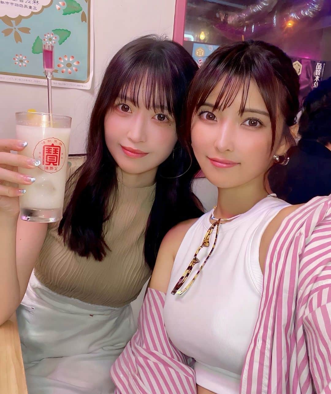 ぴちゅさんのインスタグラム写真 - (ぴちゅInstagram)「この前休日1日一緒にいた時🤤🫶🏻画像ダブルタップ♥️コメント✍🏻保存の3点、大変嬉しいです！ .  絵文字のみのコメントも是非です。返信させて下さい！  皆さまレトロ居酒屋はお好きですか❓❓❓ コメントఽ✍🏻で教えて下さい！  . .  先日、祝日1日遊びました( ᷇𖥦 ᷆ )🫶 楽しかったなあああ。  色々行って(また後日UPします！)最後から2番目に行ったネオン居酒屋の写真を。  皆さんはどんな居酒屋がお好きですか？教えて下さい🫶  可愛くて気になっていたので行けて嬉しい！ いくらが大好きなのでさらに嬉しい🫶 くまちゃん可愛かったです！ 食事の写真はスワイプしてみてください！ 頼ませていただいた中ですと私は1番ユッケが好きでした☺️ 店長さん、スタッフの皆さまありがとうございました！ そしてこの日1日一緒にいてくれたききちゃん、ありがとう😚💗らぶ。  この時ちょっと伸びちゃっていますが 1番お気に入りのネイルです😍🫶🏻 ももさんありがとうございます🥺🫶🏻(詳しくは過去のリールにて)  . .  本日もこんな私の奇跡の一枚、別人のモリモリ画像と テキストを見て下さり誠にありがとうございました…！  いつも沢山のいいね＆コメント＆保存 大変感謝しております…。  . .  *****************🙇🏻‍♀️自己紹介🙇🏻‍♀️***************** ・名前：実物どぶねずみ　ぴちゅ  ・仕事 ①地上波やABEMA等の番組キャスティング →"オオカミには騙されない"（Netflix版も）含む恋愛番組、特番 バラエティ、ドラマ、主題歌、SNS企画のキャスティング  ②動画系SNS全体責任者（TikTokなど／企画考案含） →数十億再生／年  ③外部企業顧問 ④外部企業SNSマーケコンサル （④の企業さま最近また増えました、ありがとうございます。） （③④は社内許可いただいております）  ・会社：AbemaTV、CyberAgent社員  ・SNS：600万再生／計150Ｋフォロワー  ・ネット上胡散臭いです ※tiktokのidもpichu921ですフォローぜひです。  ・無所属（ご依頼、お仕事相談など何でもDMぜひです。）  ※仕事内容、経歴、表彰系は @pichu921 のプロフ＆  その真下のリンクをタップ→上部の「もっと見る」  をタップして見ていただけると嬉しいです。 ************************************************  . .  ※早いコメントは勝手に順位コメントを返信させていただいております。 ※通知はプロフ右上のベルマーク🔔内全てチェックで届きます。 ※いいねして下さった方の投稿を たまにいいねさせていただいております…🙇‍♀️㊙️ Please double tap the image&comments! 좋군,댓글,기다릴게요! 너무 기뻐요!"不错"还有"评语"我会等你的! adthankyou tappai_nikumakigushi」10月14日 20時41分 - pichu921