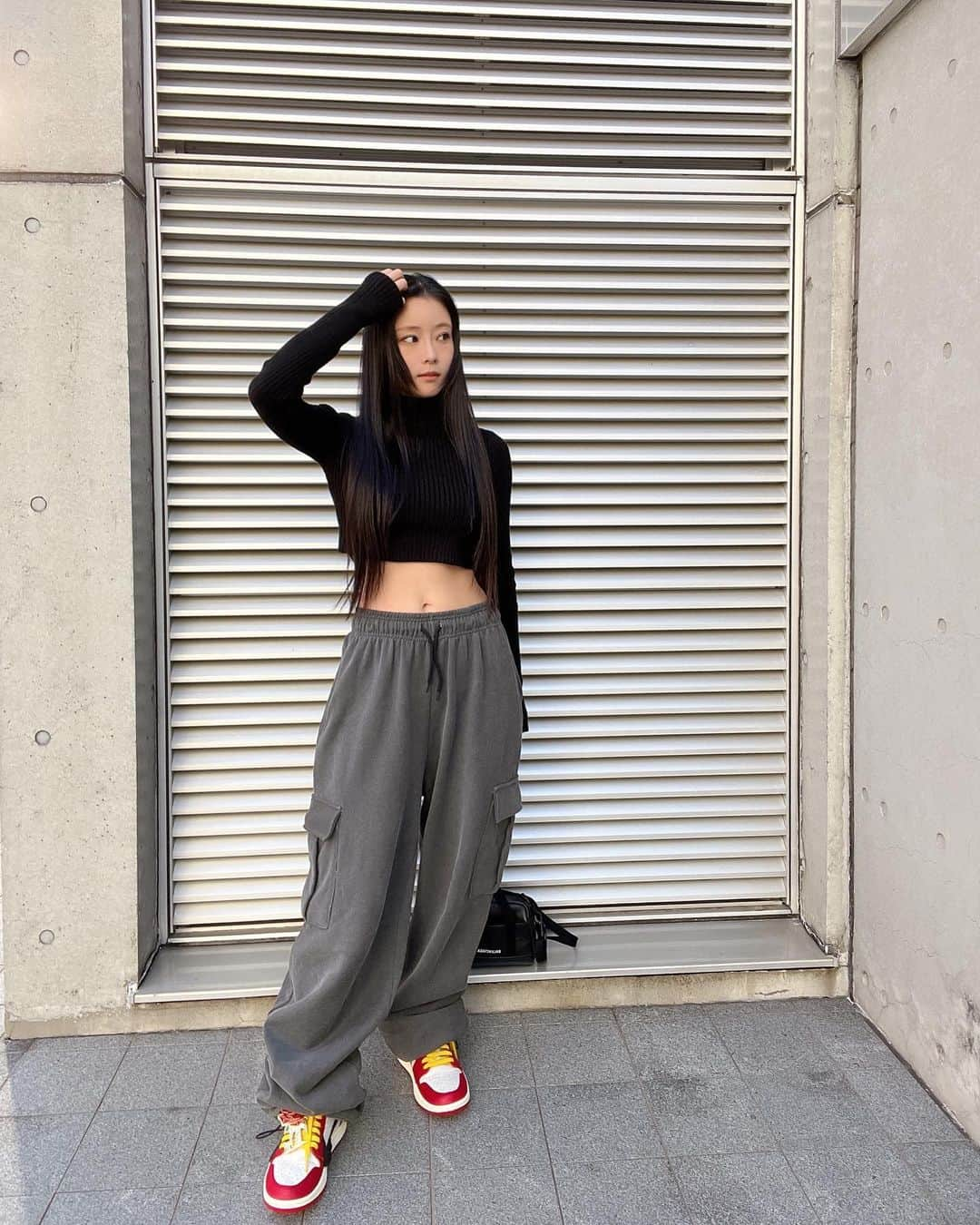 重盛さと美さんのインスタグラム写真 - (重盛さと美Instagram)「秋服🖤 どんな感じで行こうかな😺🩶🍂  tops @emoda_official  bottoms @eyarn.jp  sneaker @nike   そして、サブスクはじめてみました㊙️ 色々裏重盛載せていきます😎🤫 楽しみ✌️❤️」10月14日 20時40分 - satomi_shigemori