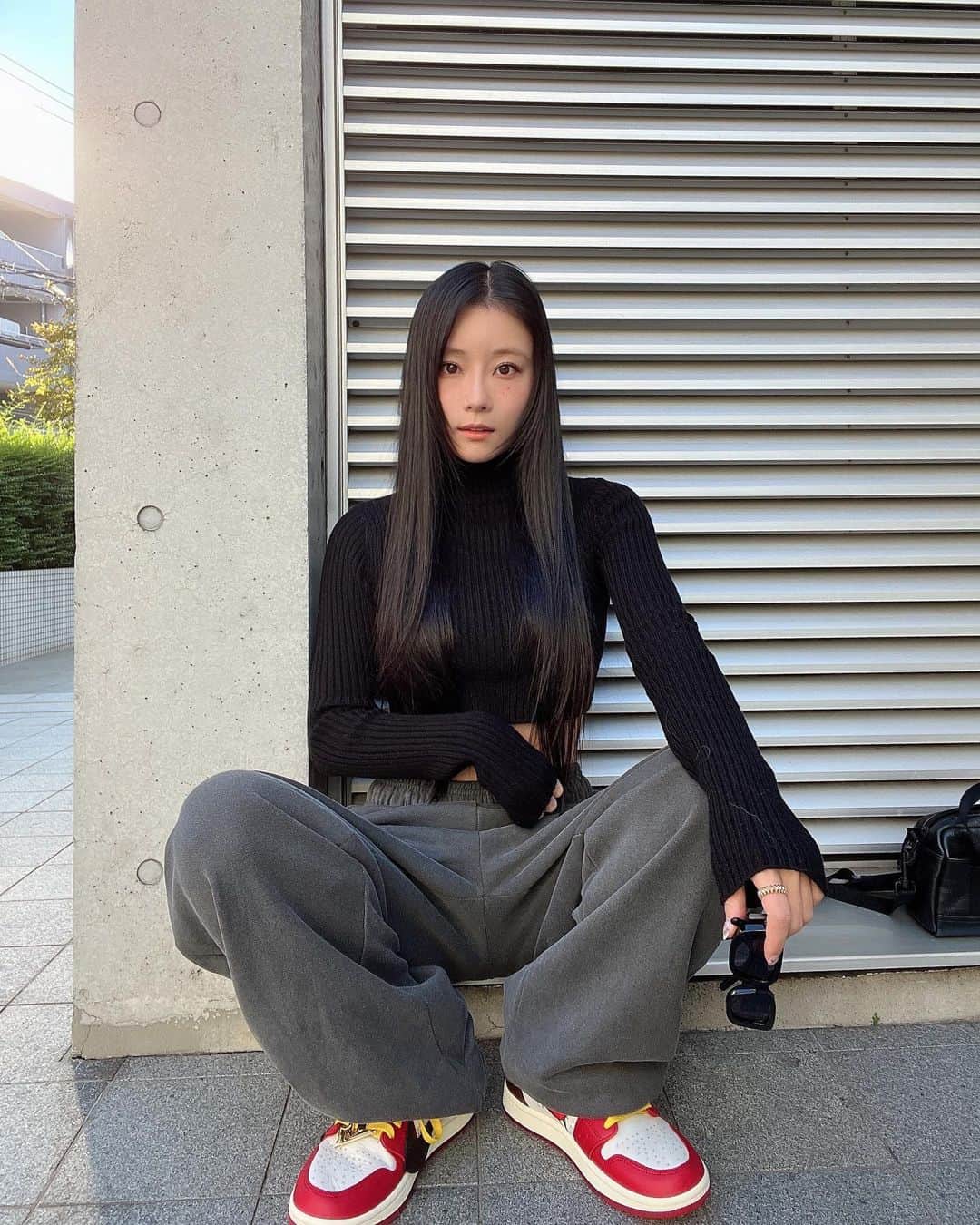 重盛さと美のインスタグラム：「秋服🖤 どんな感じで行こうかな😺🩶🍂  tops @emoda_official  bottoms @eyarn.jp  sneaker @nike   そして、サブスクはじめてみました㊙️ 色々裏重盛載せていきます😎🤫 楽しみ✌️❤️」